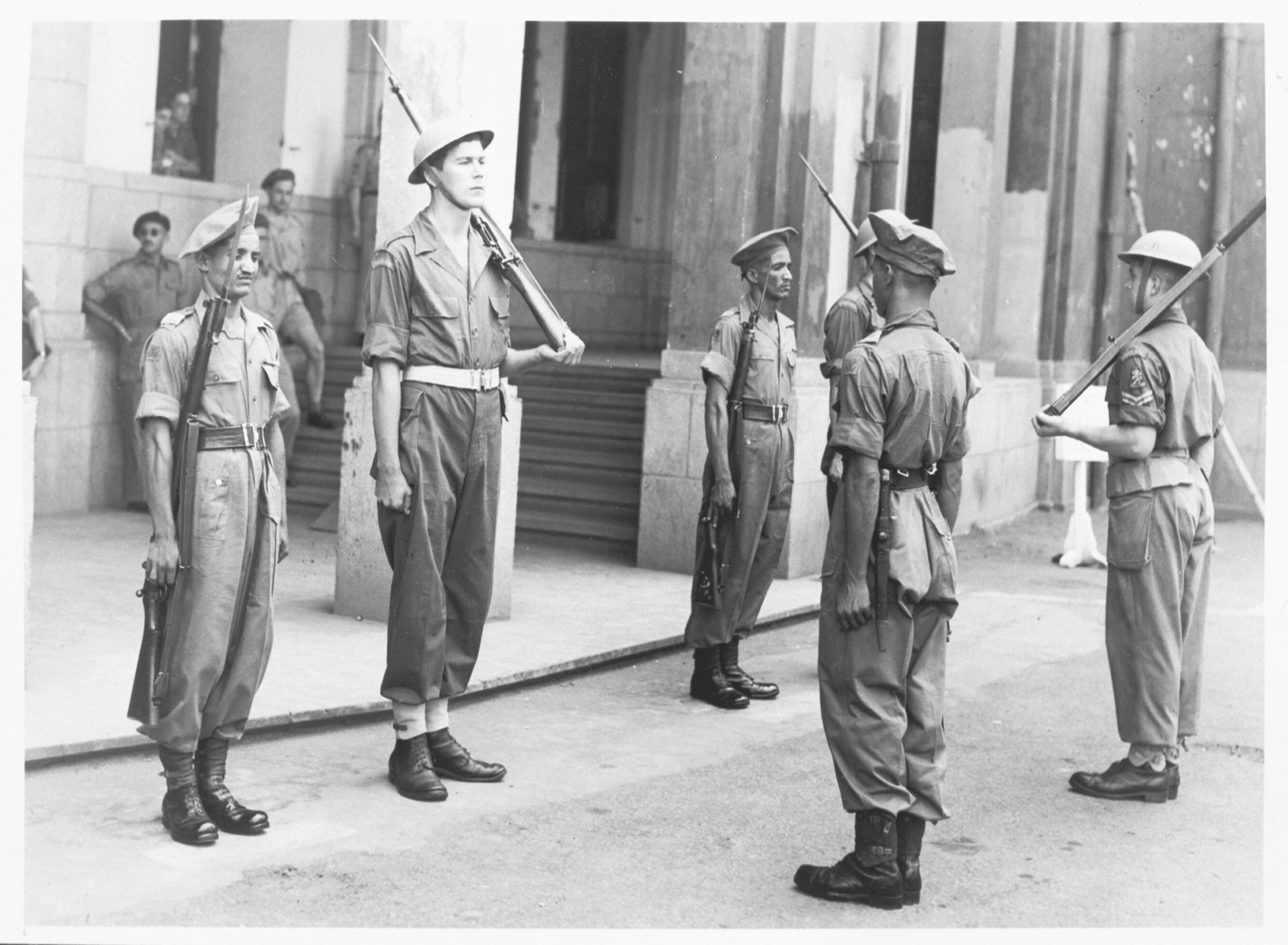 Nederlandse Oorlogsvrijwilligers nemen in 1946 de wacht over van Brits-Indiërs in Batavia