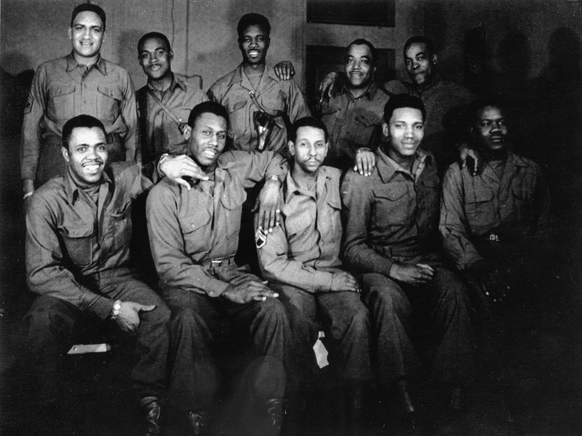 Een groep Afro-Amerikaanse soldaten poseert voor een groepsportret in de winkel van de firma Dom Vandenbergh in Sittard, 1944. Foto:  dochter van Dom Vandenbergh.