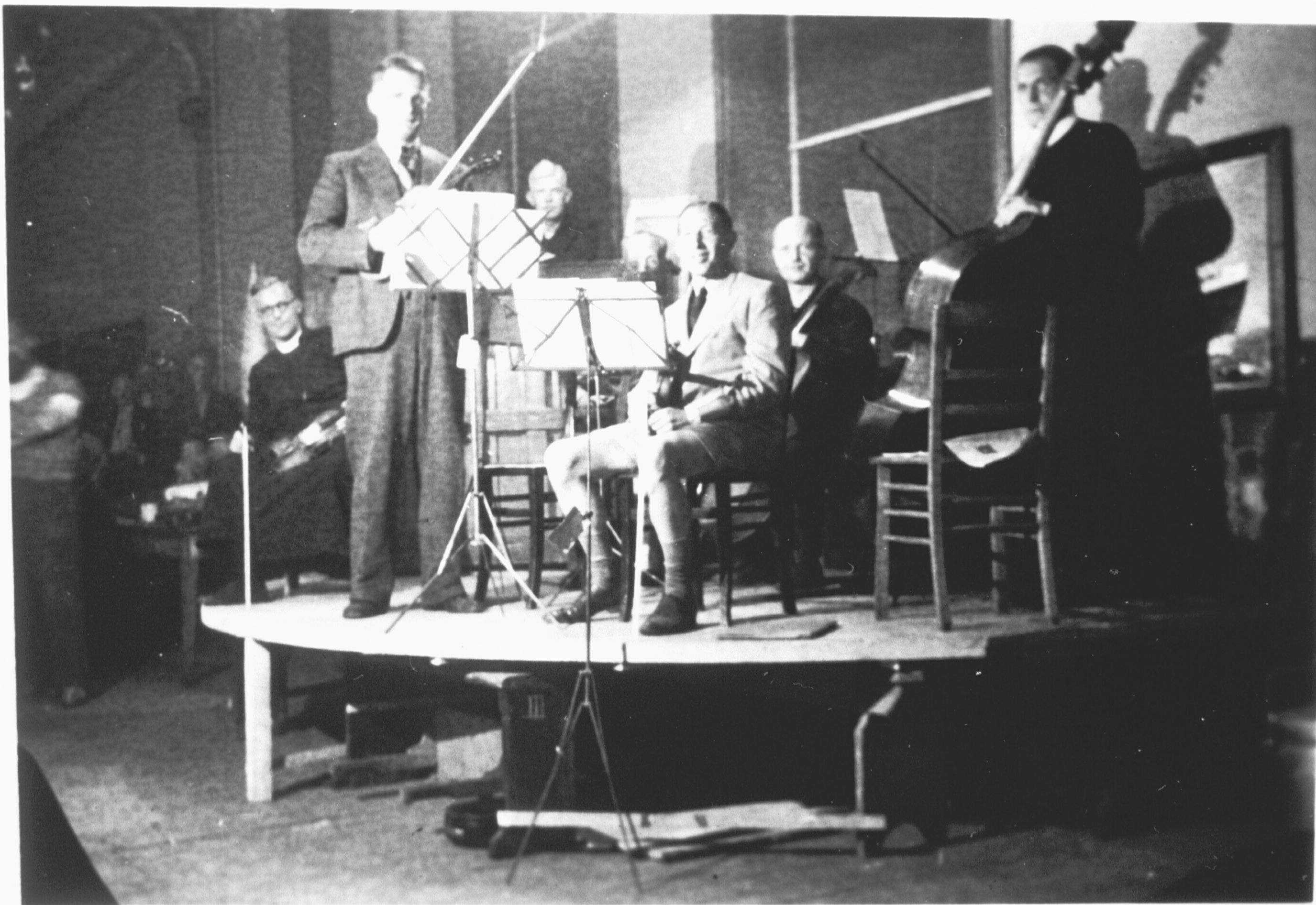 Foto van het Indisch orkest onder leiding van Razoux Schultz in de kantine van het Kleinseminarie Bleekvliet van Kamp Sint-Michielsgestel.