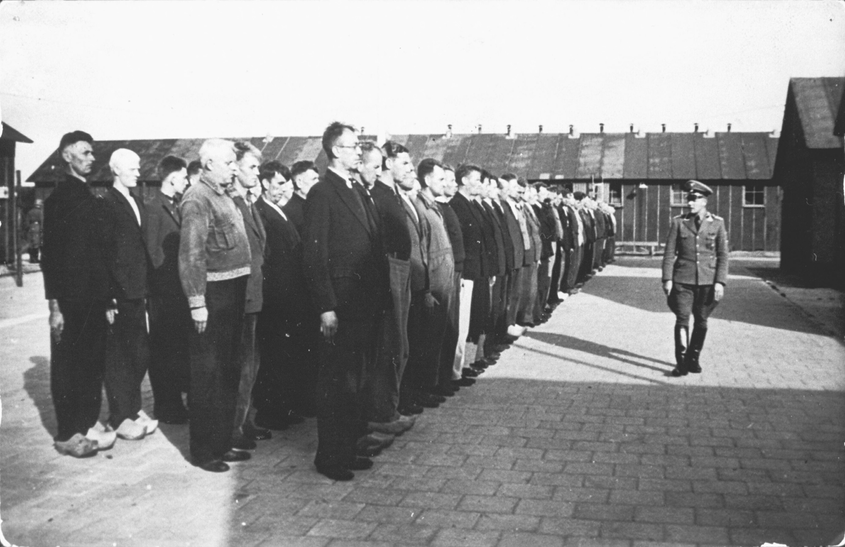 Foto van gevangen communisten in Kamp Schoorl.