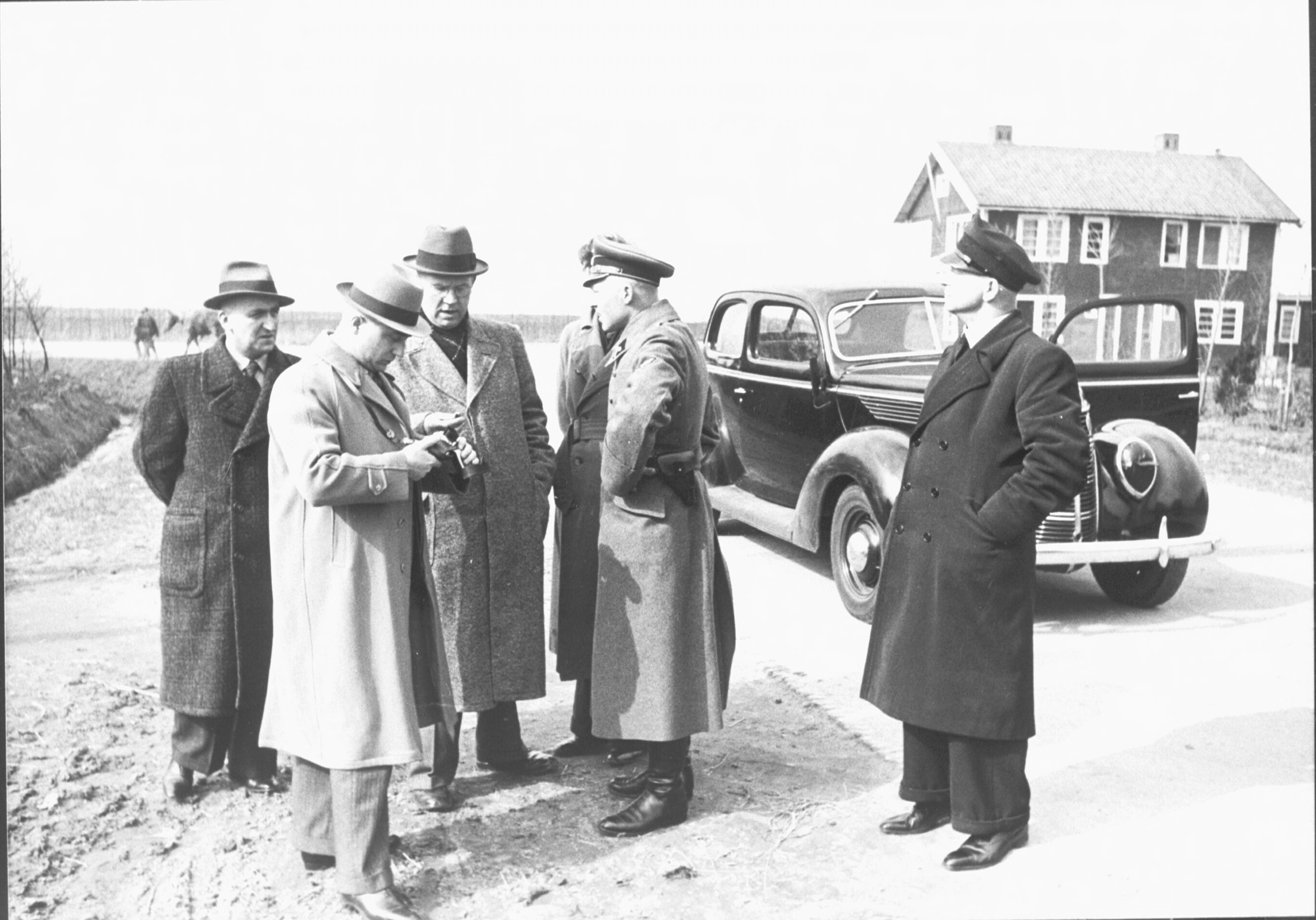 Betrokkenen bij de ontruiming van het werkdorp op 20 maart 1941. V.l.n.r. Claus Barbie, Aris Saal (NSB-burgemeester), Mr. A.J. Backer (Commissaris van Noord-Holland NSB), Willy Lages.