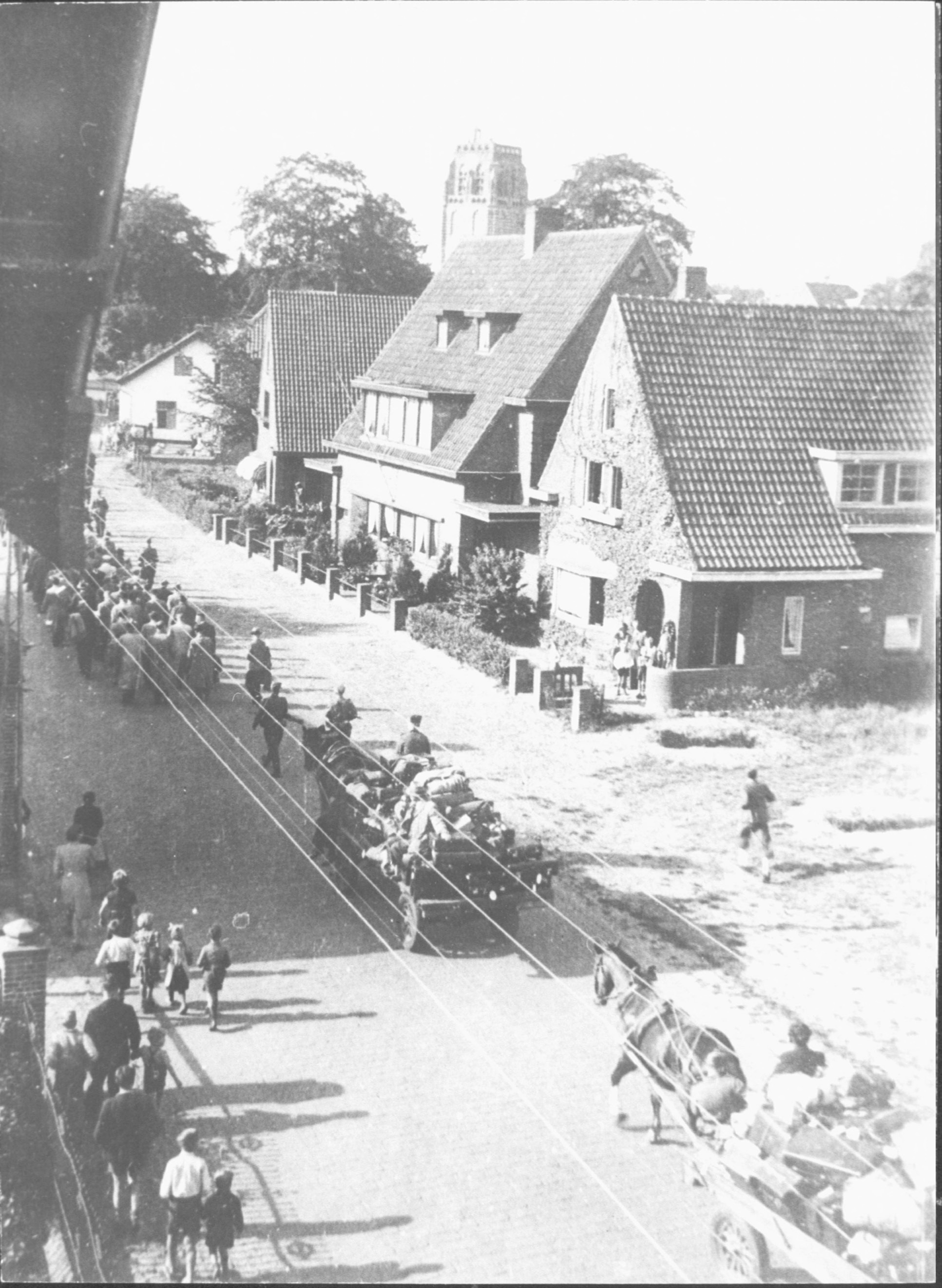Foto van het transport van de Indische gijzelaars van Kamp Sint-Michielsgestel naar Kamp Vught op 6 september 1944.