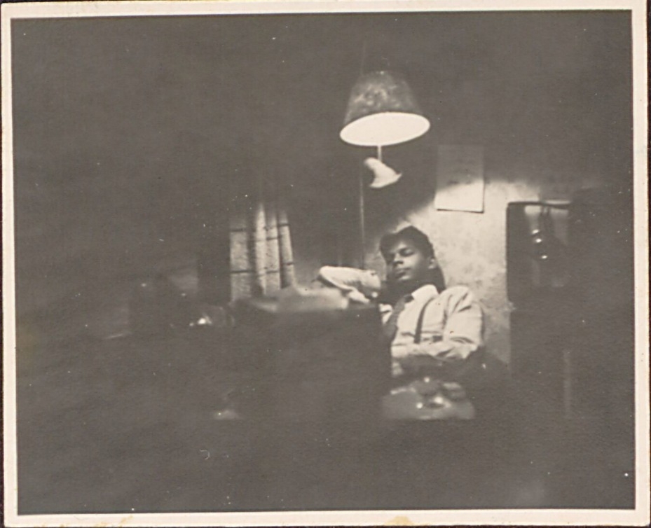 Foto van Boy Ecury. Uit de collectie foto's en negatieven van Segundo Ecury, kennissen en familieleden, 1937-1944. 