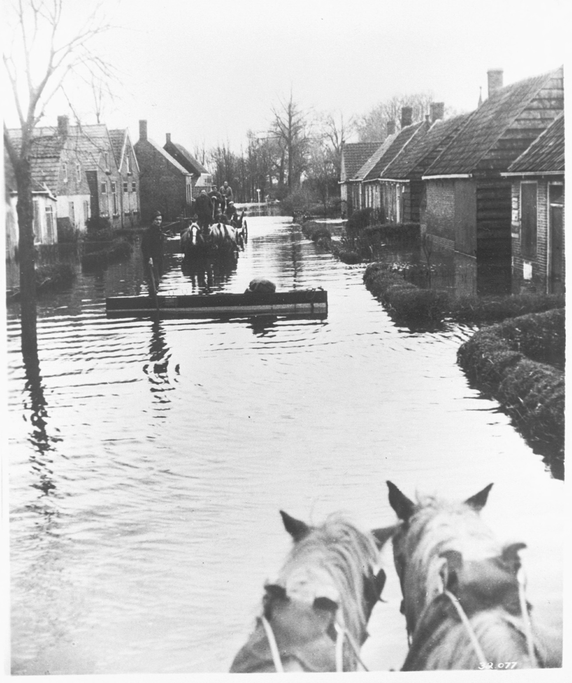 Ondergelopen hoofdstraat van Oostkapelle