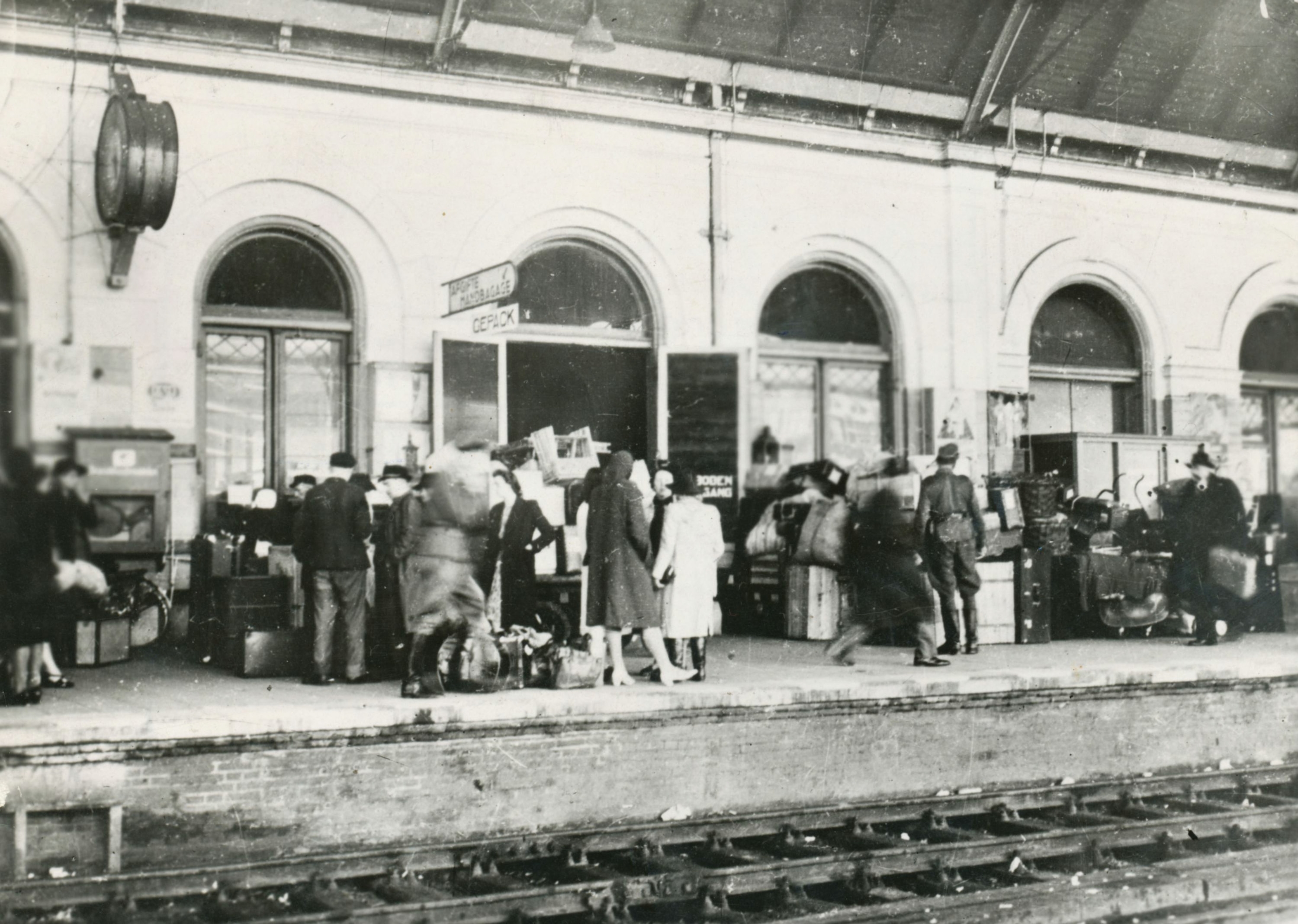 Vluchtende mensen op Dolle Dinsdag op station Den Haag Holland Spoor.