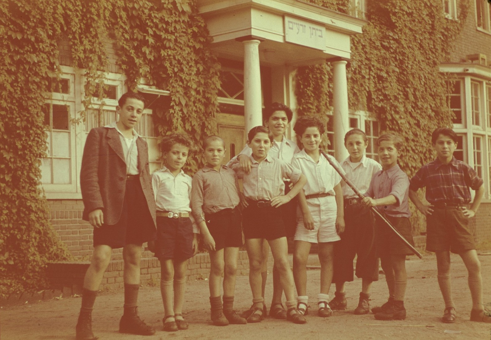 Kinderen bij Ilaniah in Apeldoorn. Circa 1948.