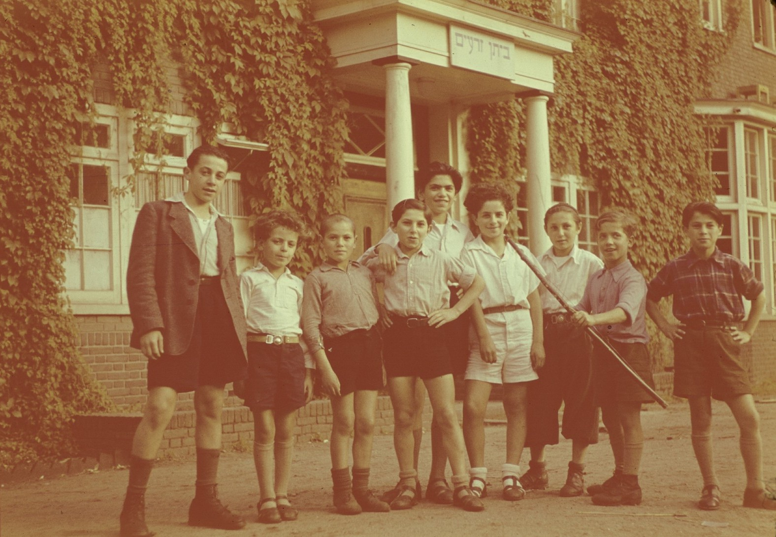 Kinderen bij Ilaniah in Apeldoorn. Circa 1948.