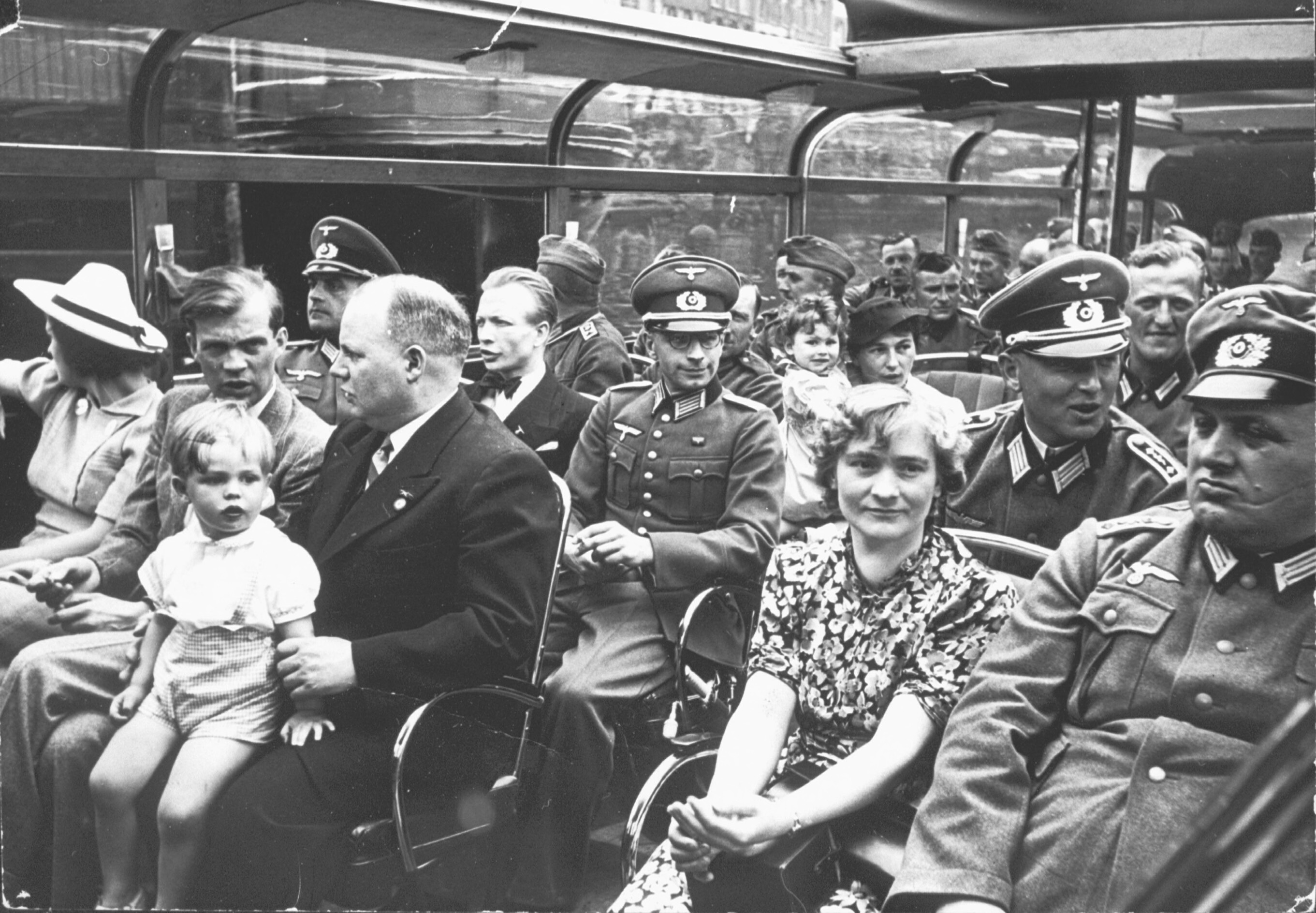 Een Amsterdamse rondvaartboot in de zomer van 1940