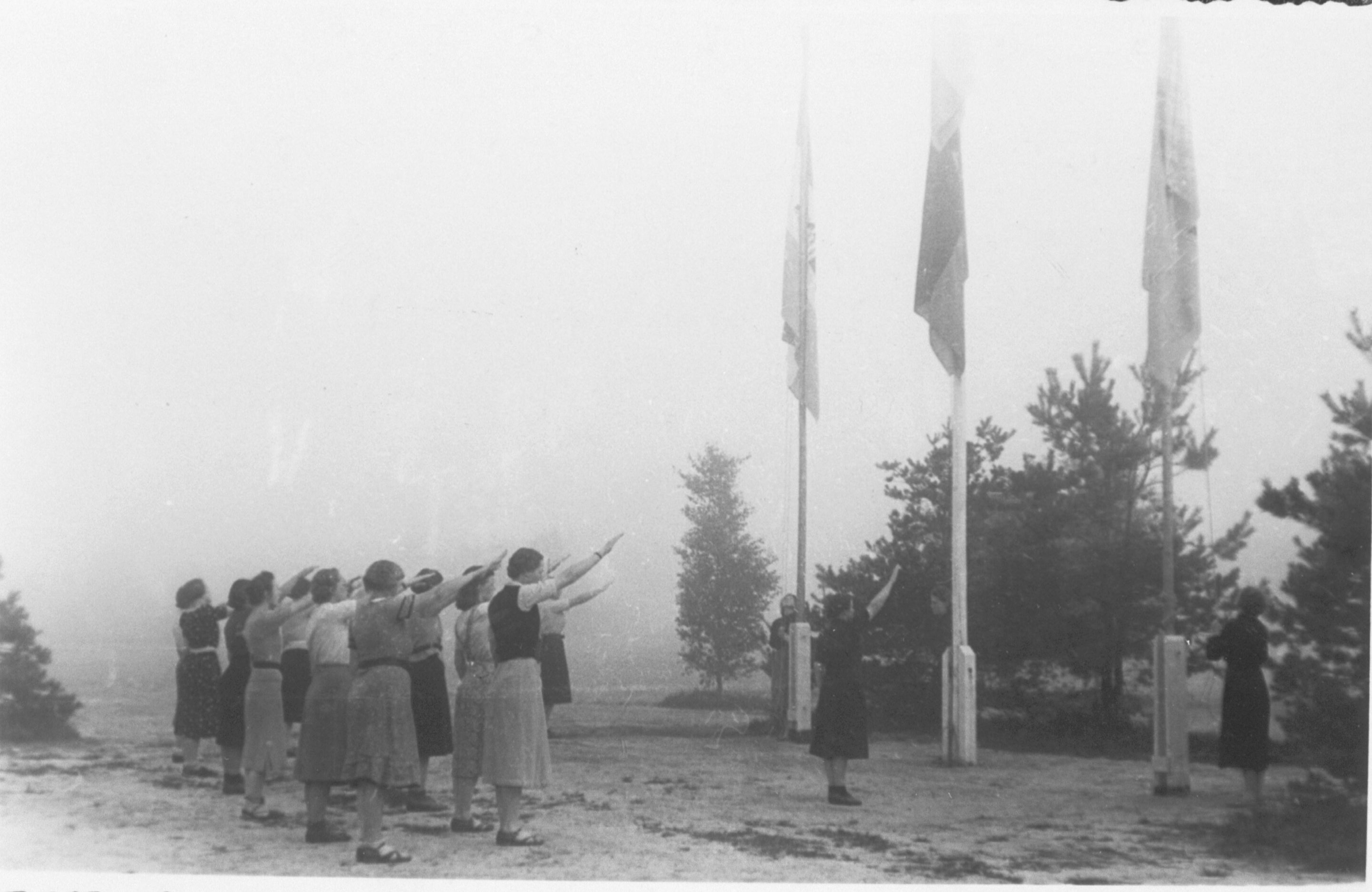 Vrouwen in een NSVO-kamp hijsen de vlag, ergens in 1939