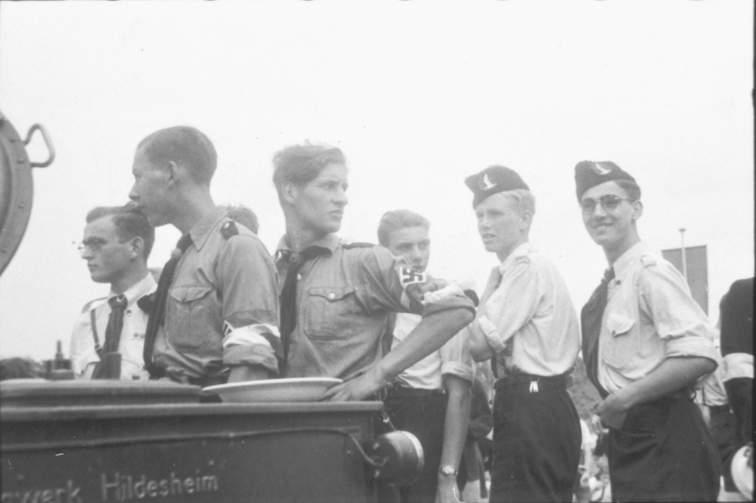 Foto met Hitlerjugend- en Jeugdstorm-leden.