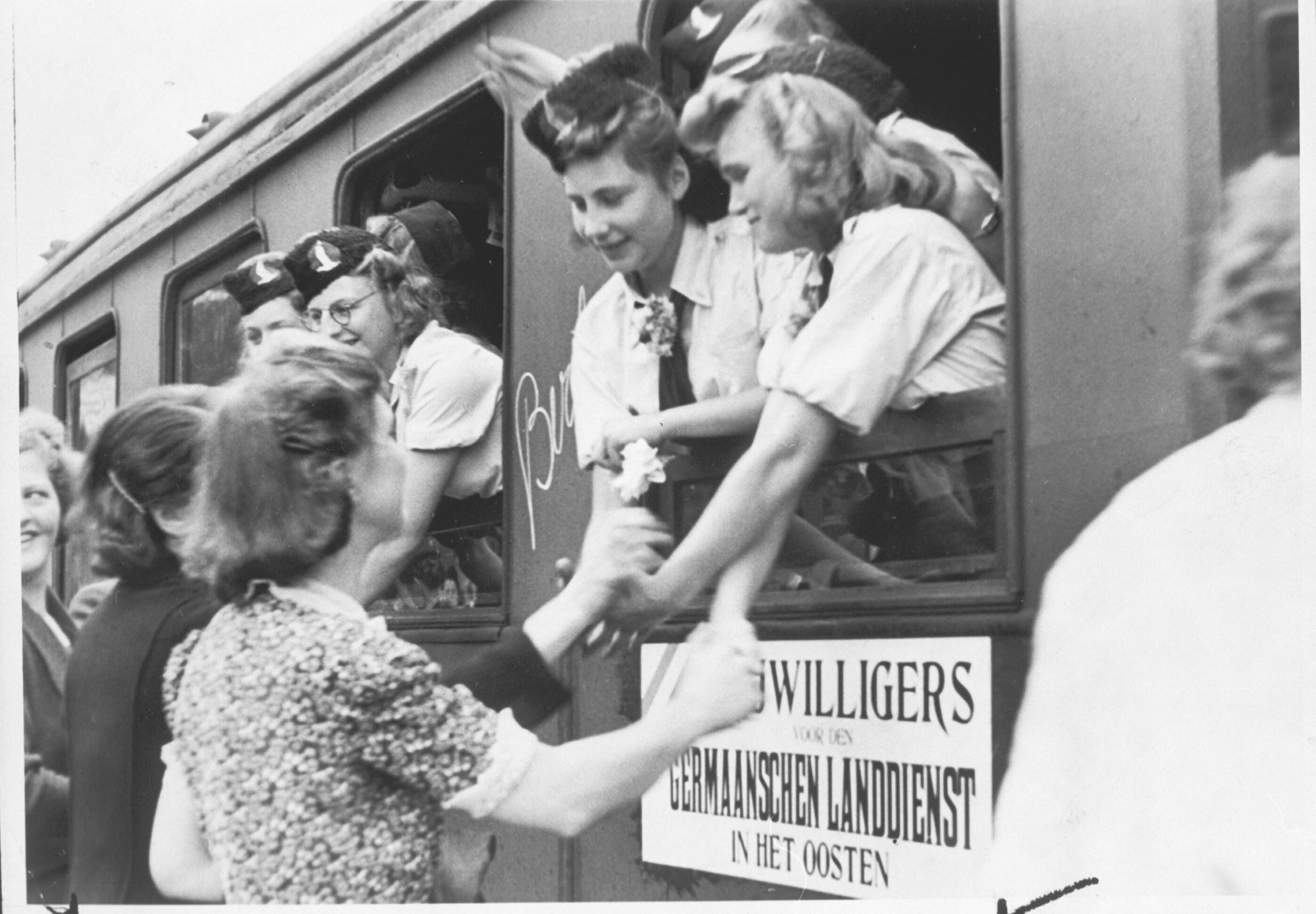 Foto van het vertrek van de jongens en meisjes van de Germaansche Landdienst op 8 juli 1942 vanaf station Holland Spoor in Den Haag