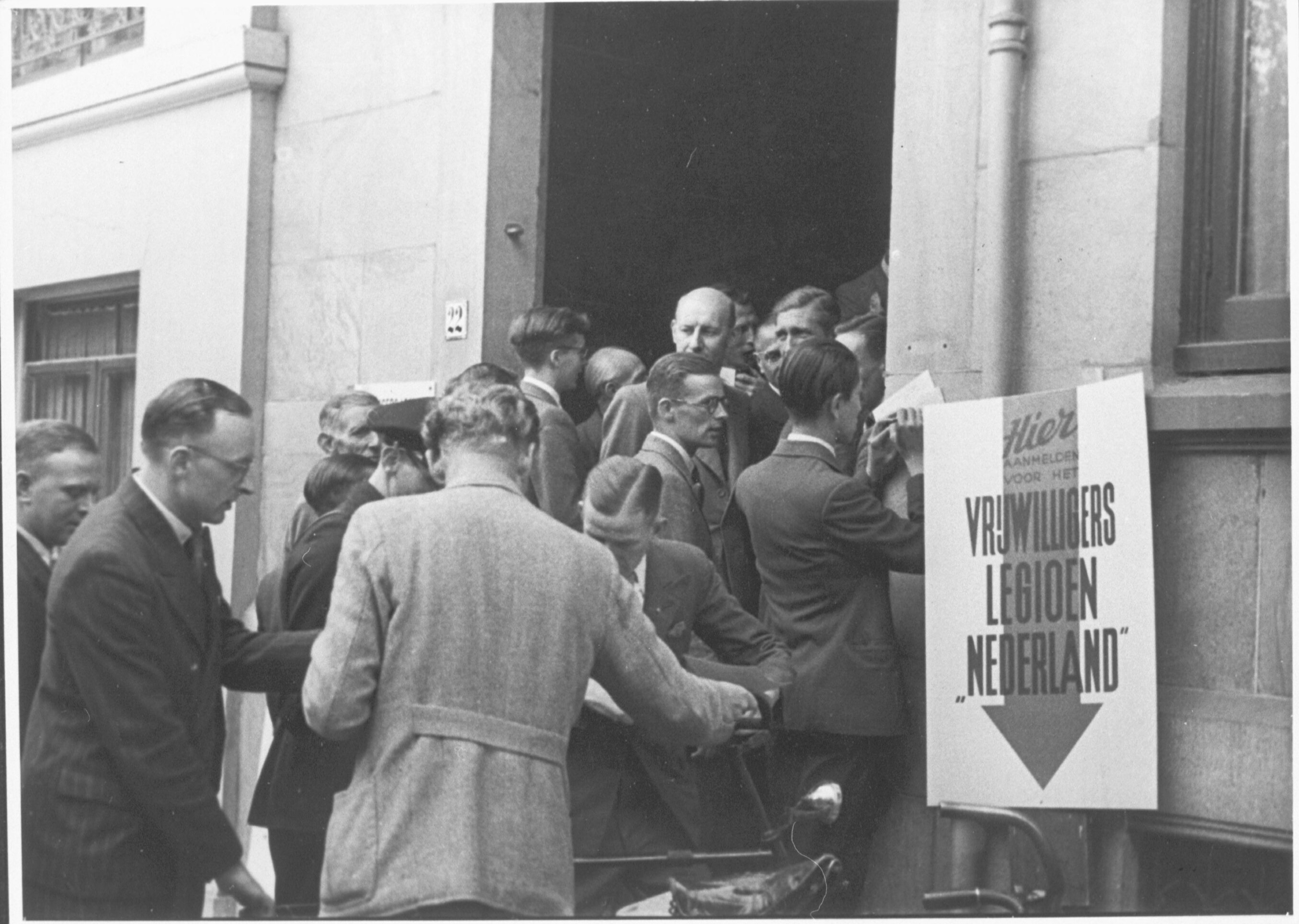 Aanmelding voor het Vrijwilligerslegioen Nederland in Den Haag op 24 juli 1941, vlak na de oprichting van het Legioen.