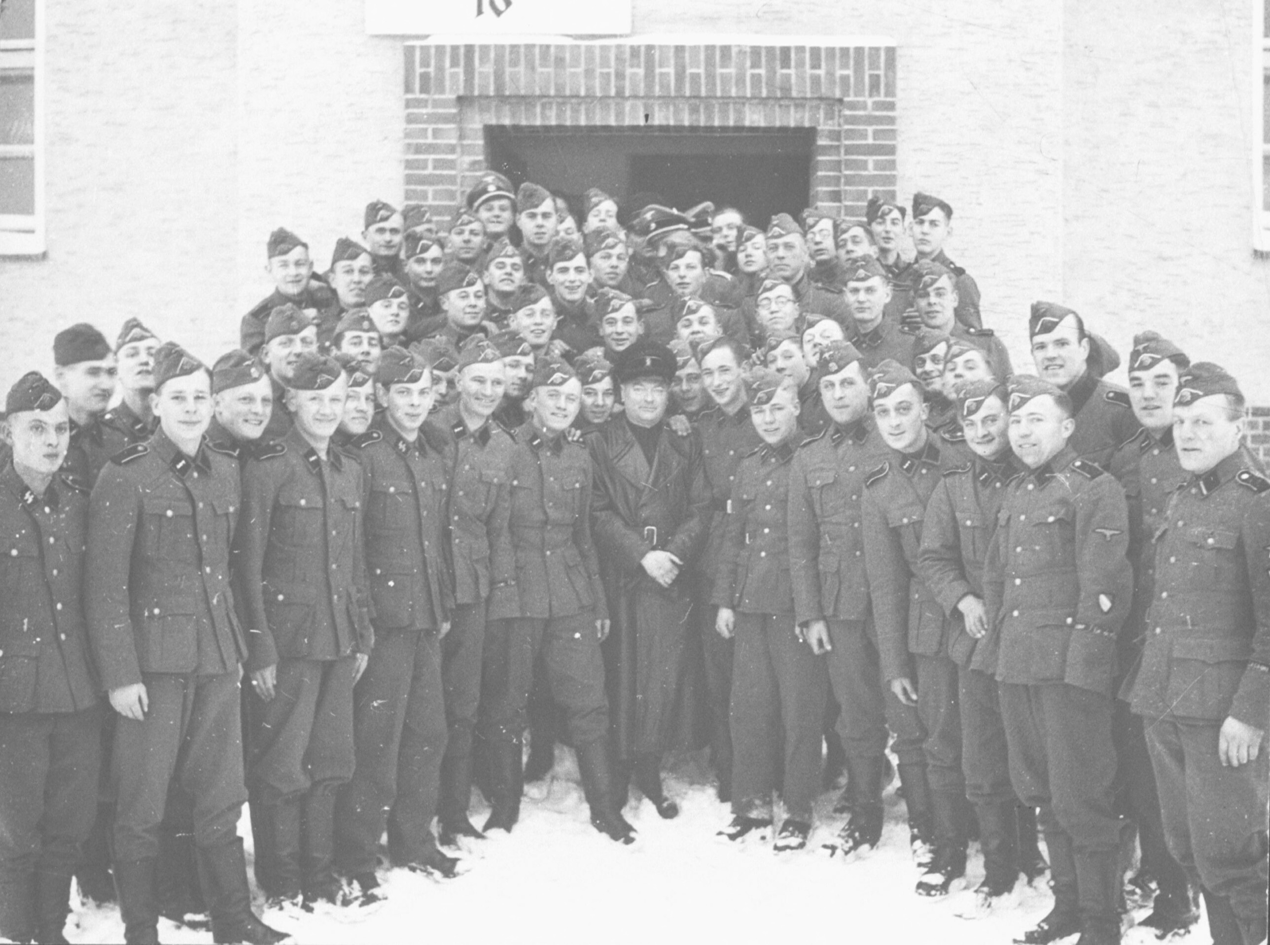 Bezoek NSB leider Anton Mussert aan het Vrijwilligerslegioen Nederland in het opleidingskamp Arys tijdens de jaarwisseling van 1941-1942. Mogelijk was Antoon hierbij aanwezig.