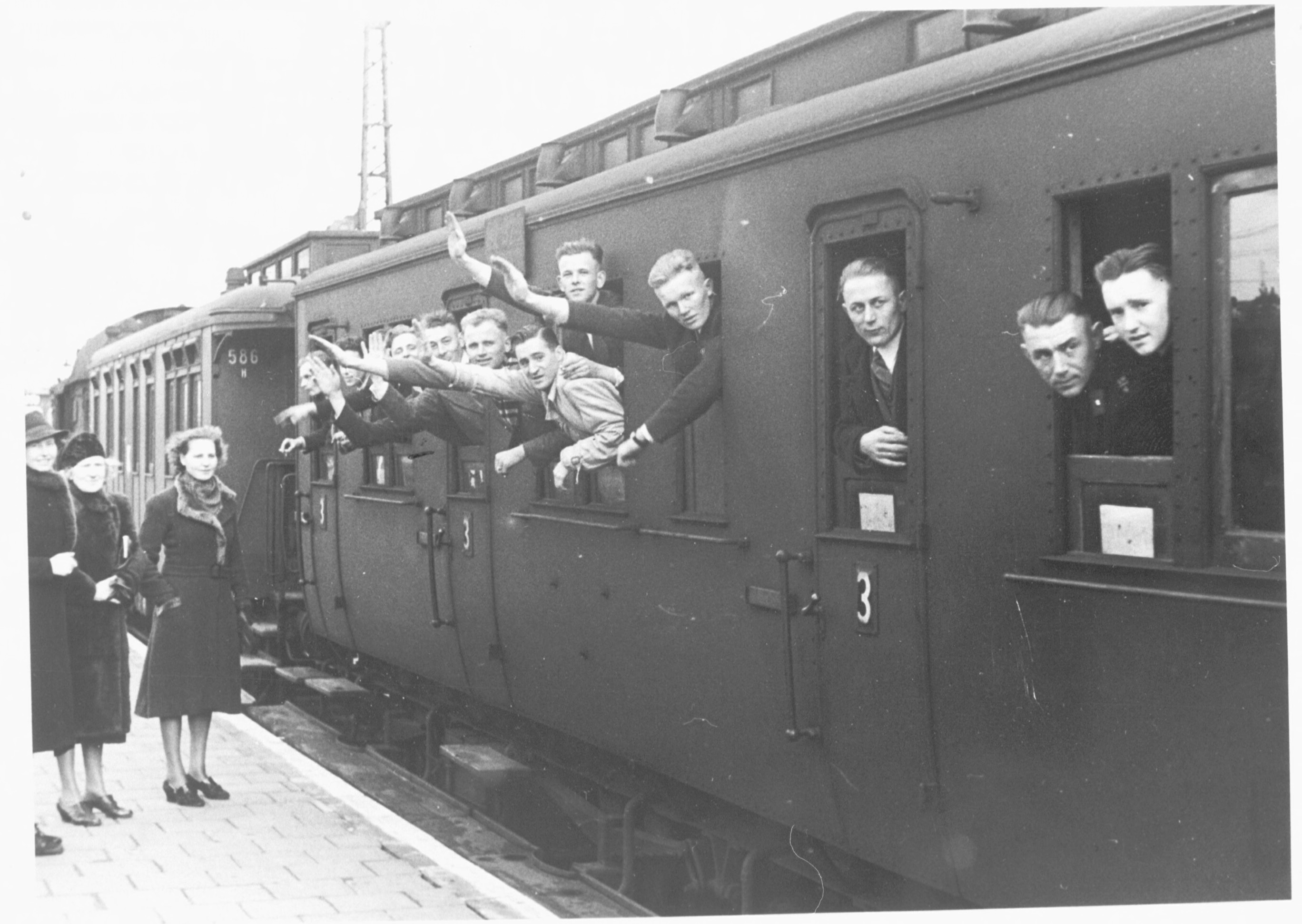 Vertrek van vrijwilligers van SS-Standarte Westland naar hun opleiding in München op 28 februari 1941. 