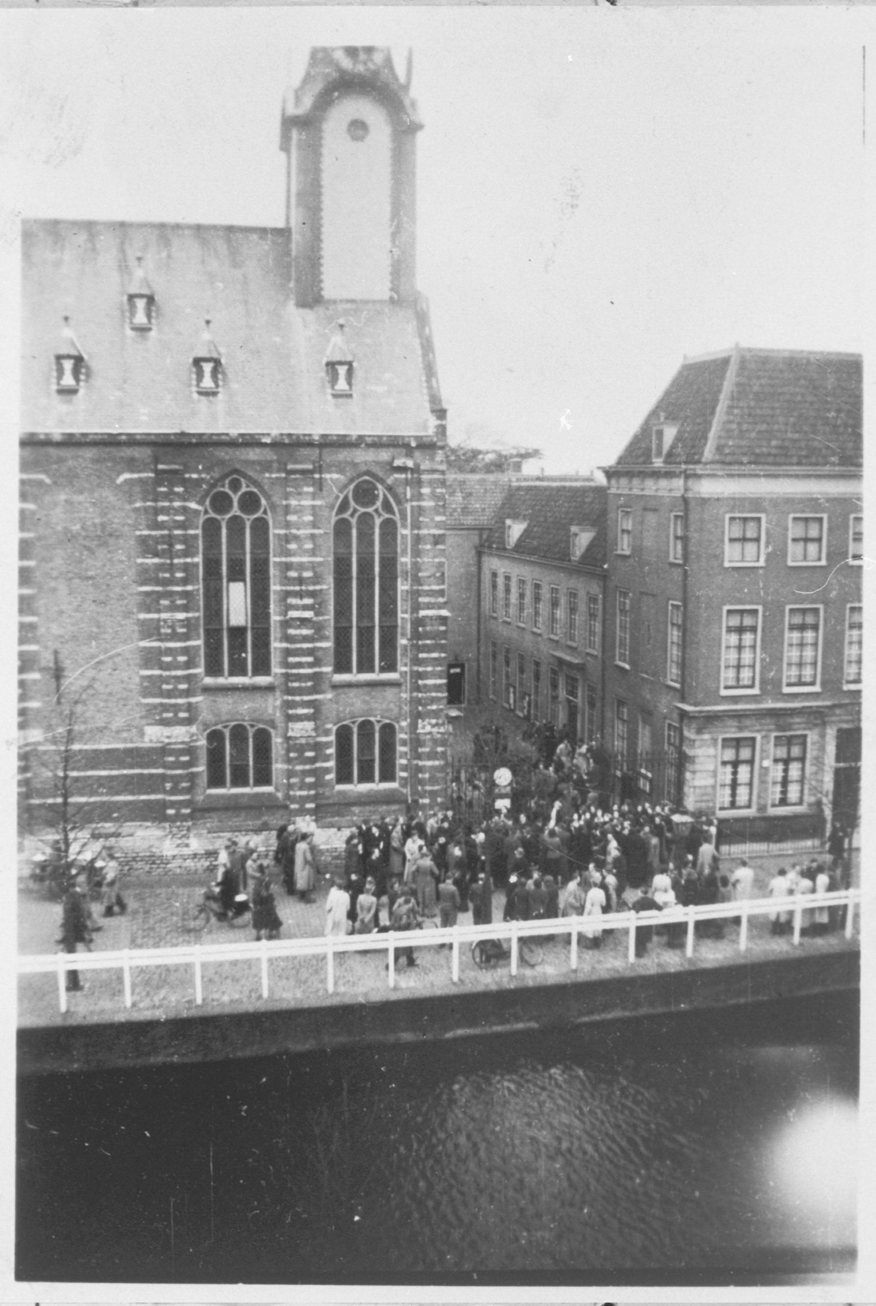 Studenten na de rede van Cleveringa bij het Academiegebouw in Leiden