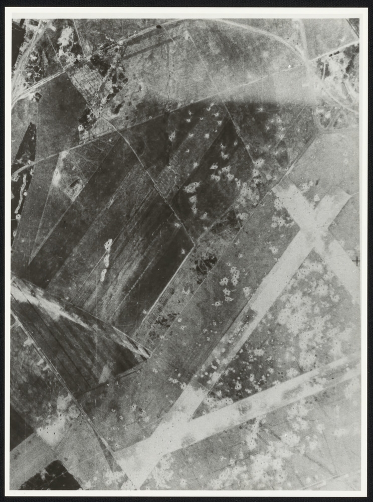Luchtfoto van Fliegerhorst Deelen na een geallieerd bombardement