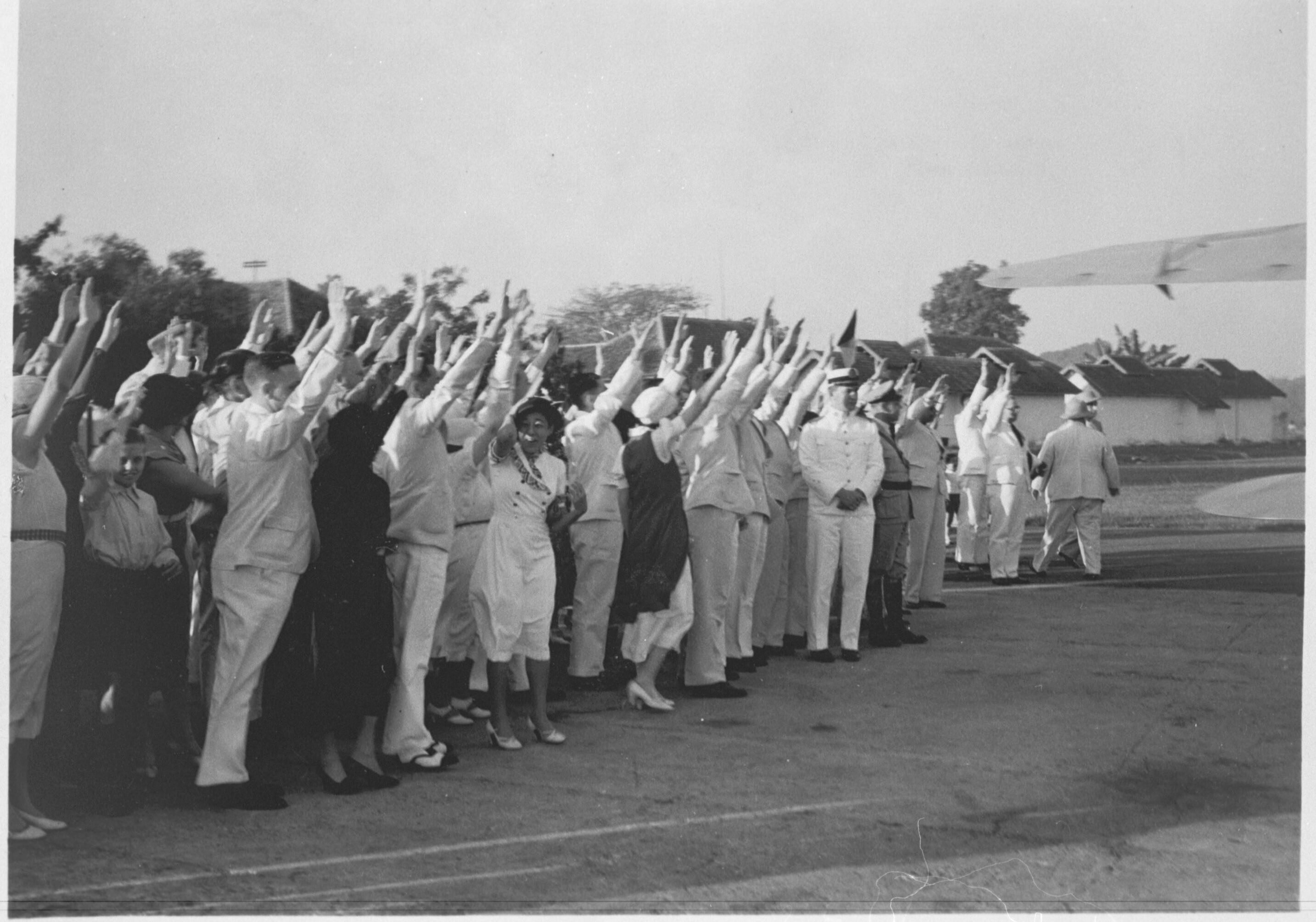 Afscheid van Mussert op het vliegveld Darmo Soerabaja in augustus 1935
