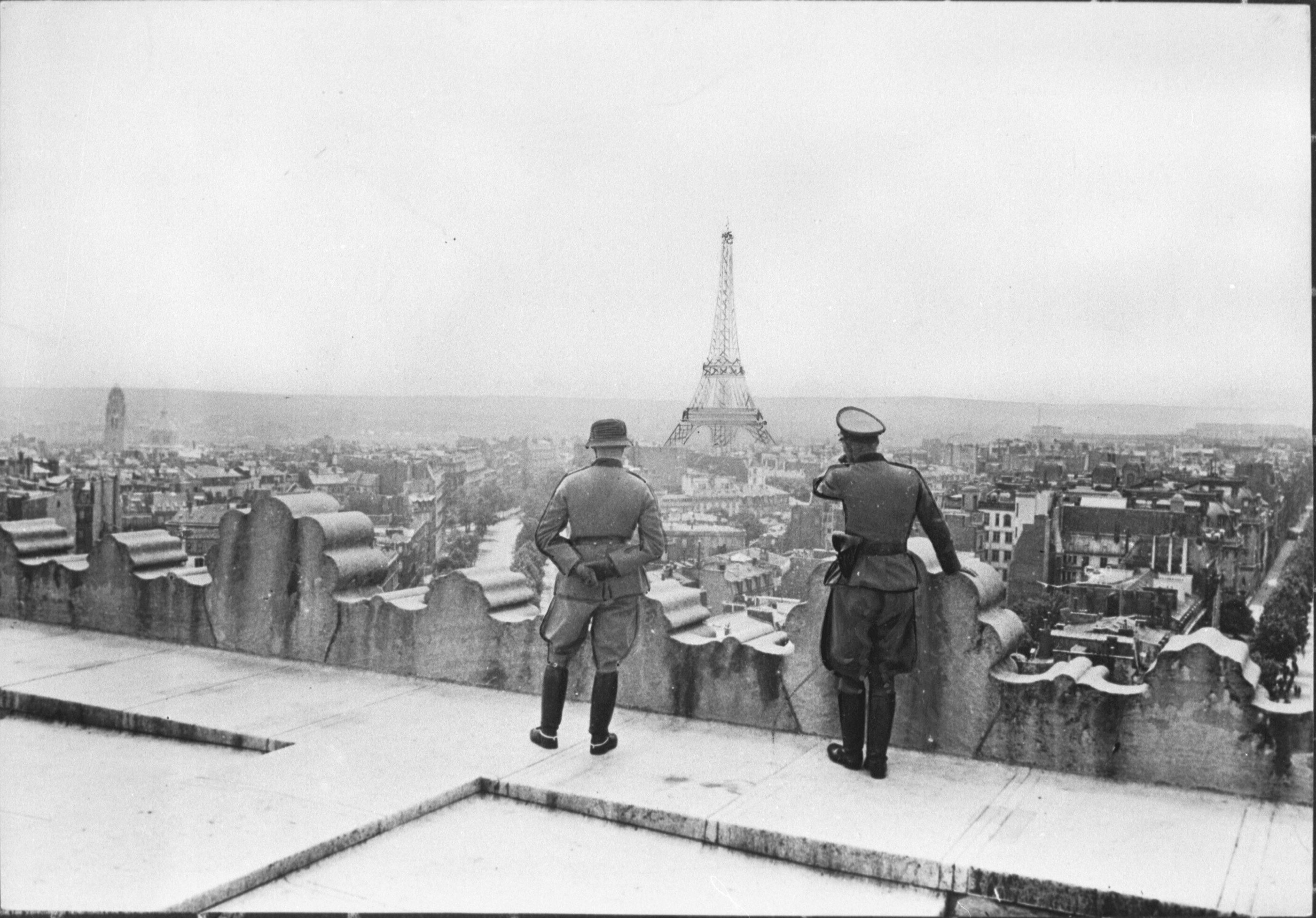 Duitse militairen op het dak van de Arc de Triomphe