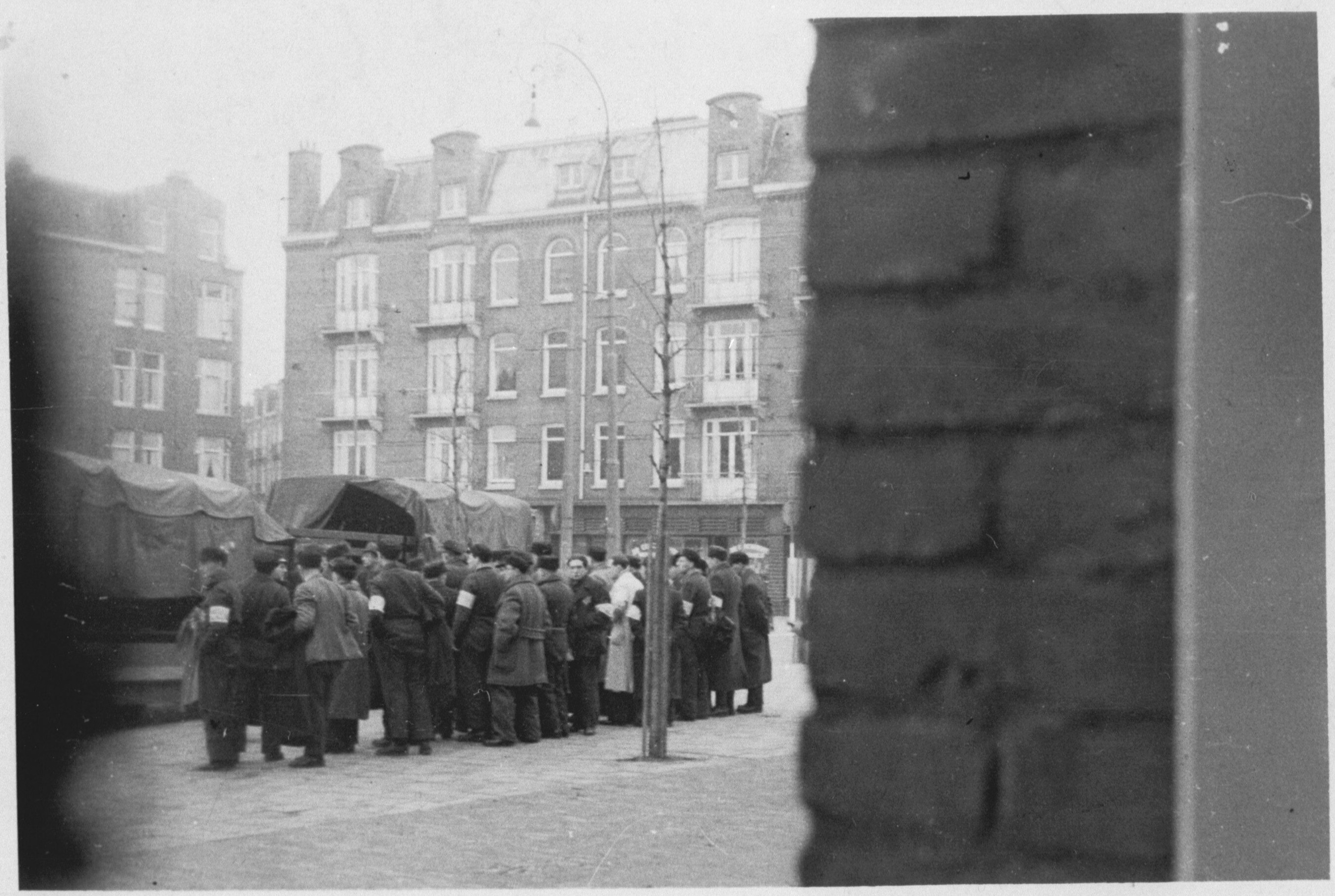 Heimelijk genomen foto van de razzia op 20 juni 1943 in de Transvaalbuurt