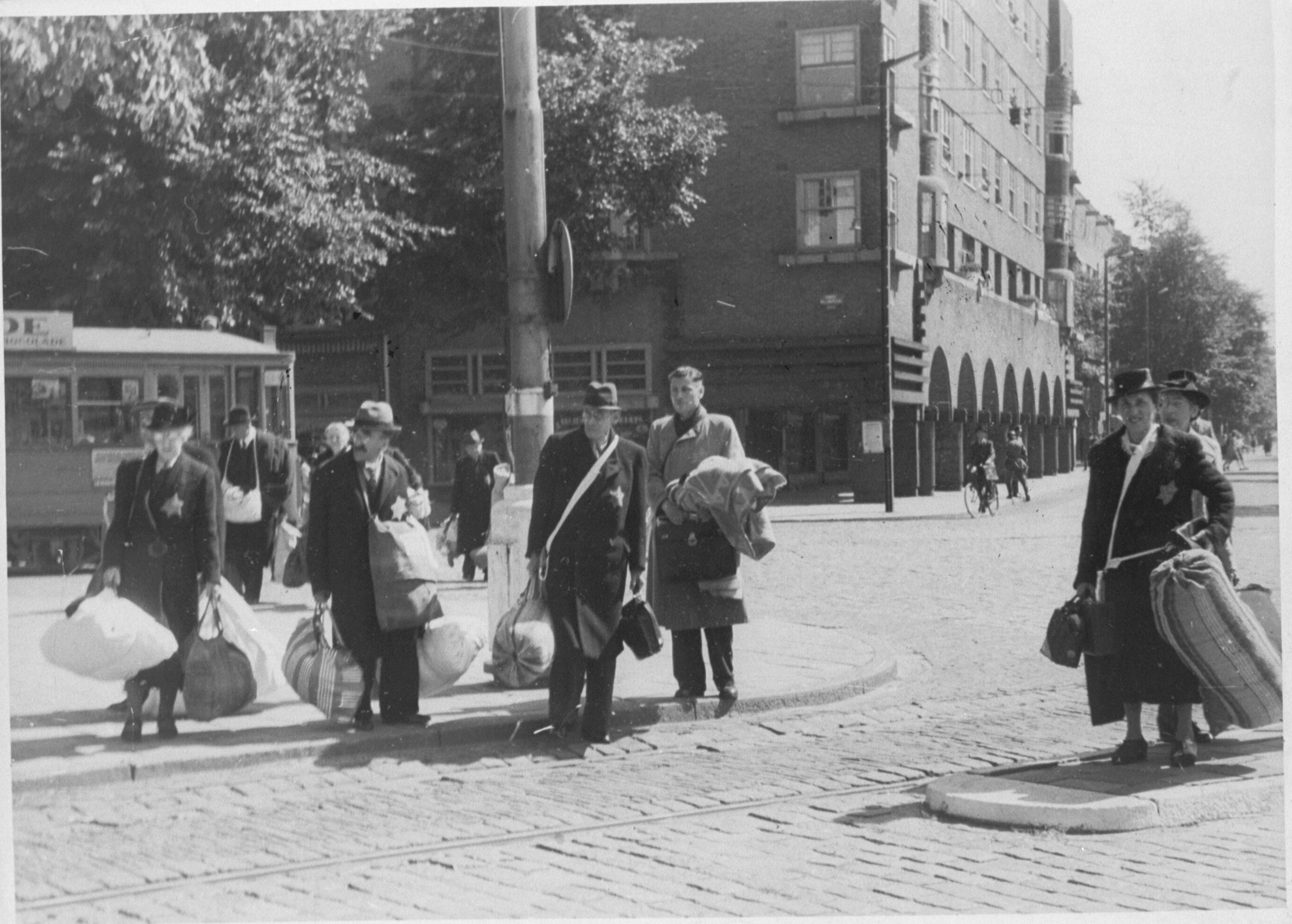 Amsterdamse joden op het Daniël Willinkplein in afwachting van deportatie naar kamp Westerbork op 20 juni 1943.