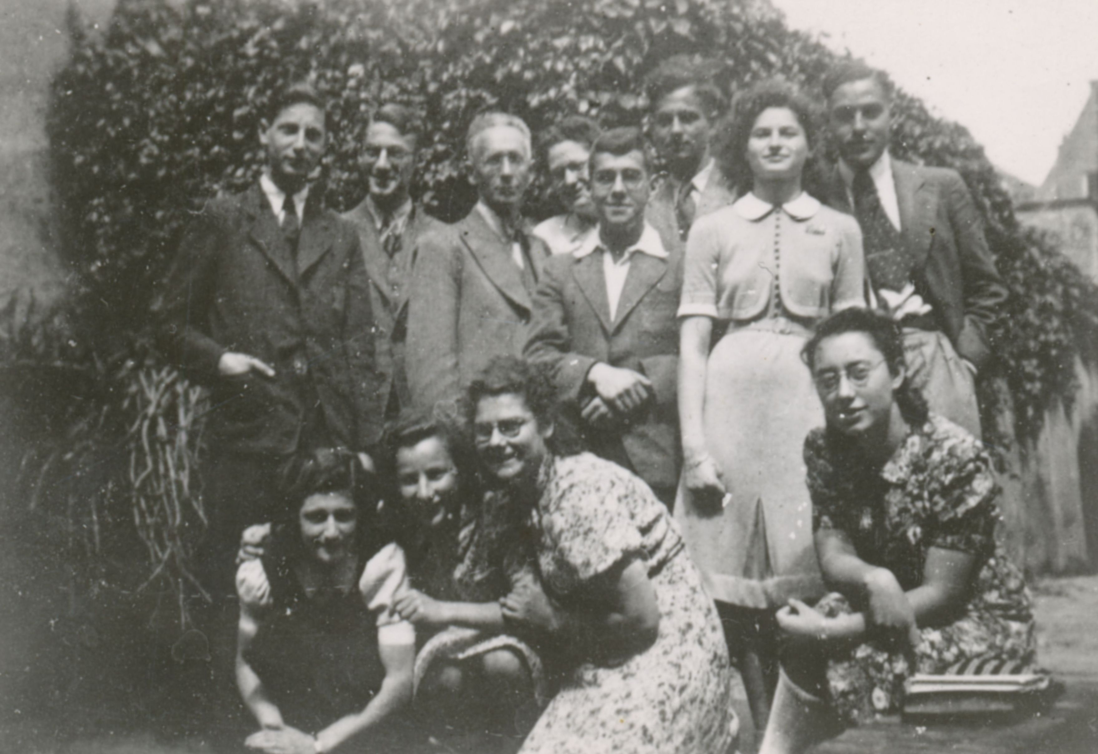 Klassenfoto van het Joods Lyceum Utrecht, mei 1942. Links op de onderste rij staat Rosetta Musaph-Andriesse. Collectie: NIOD. 