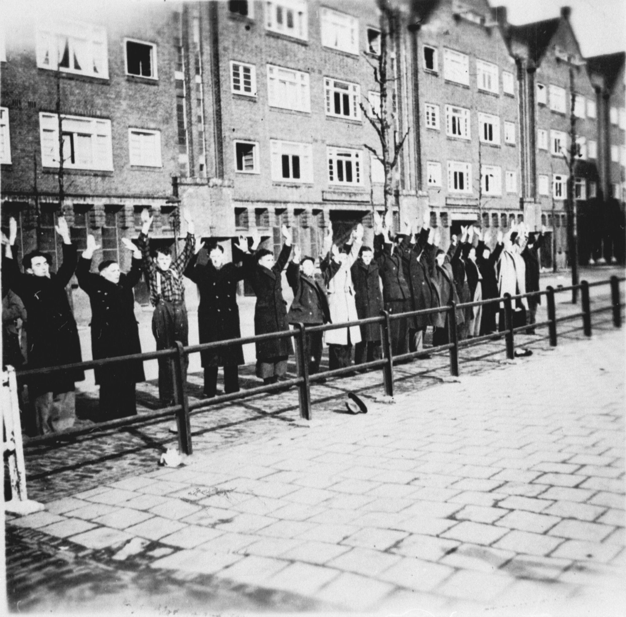 Joodse mannen in de Nieuwe Uilenburgerstraat tijdens de razzia op 22 februari 1941