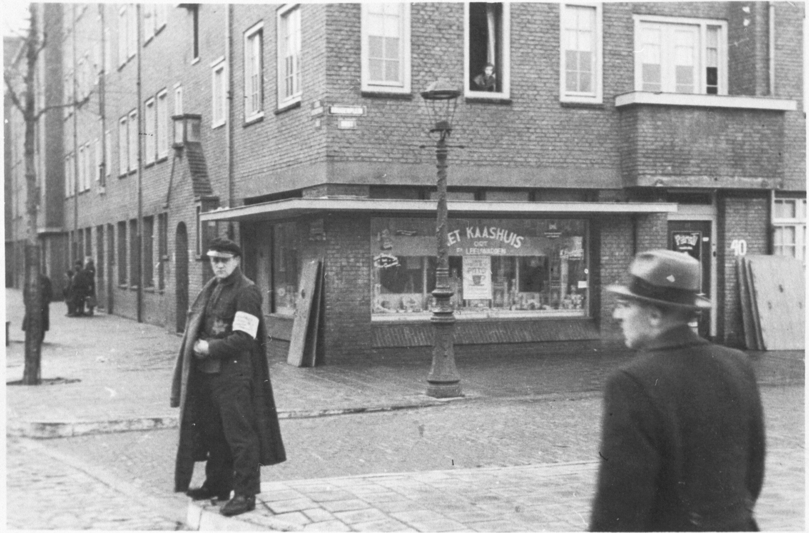 Een lid van de Ordedienst op het Krugerplein tijdens een razzia in 1943