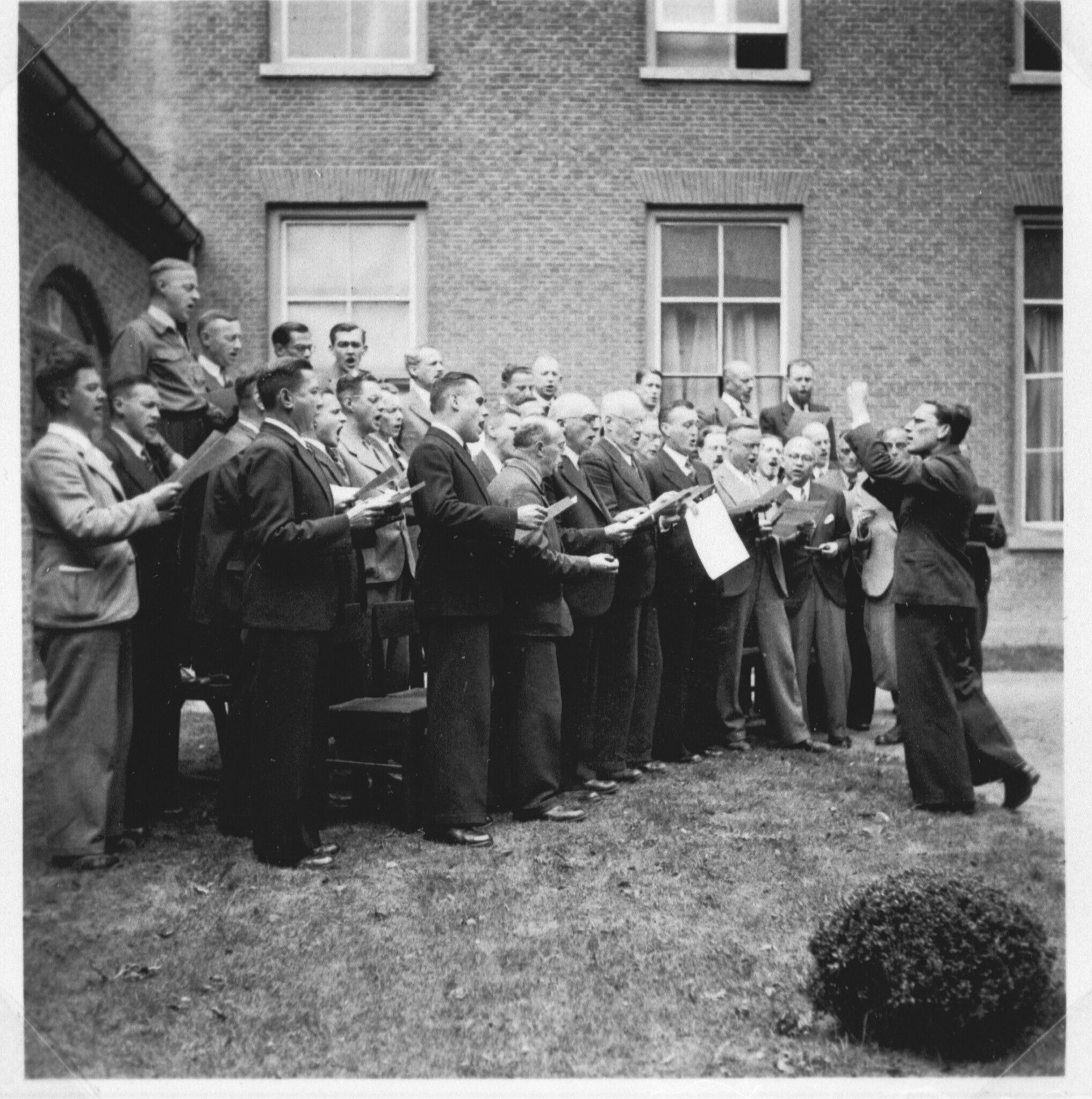 Foto van Indische gijzelaars die zangles krijgen in Kamp Haaren.