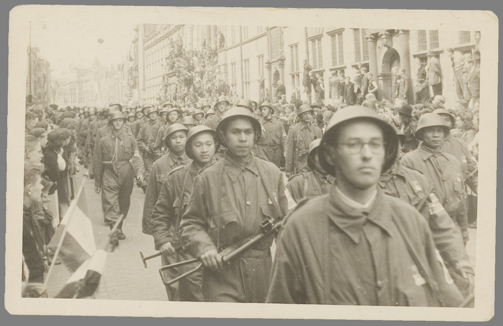 Foto van de bevrijdingsparade in Leiden met de Groep Irawan. De vierde man in de linkerrij is commandant Ticoalu.