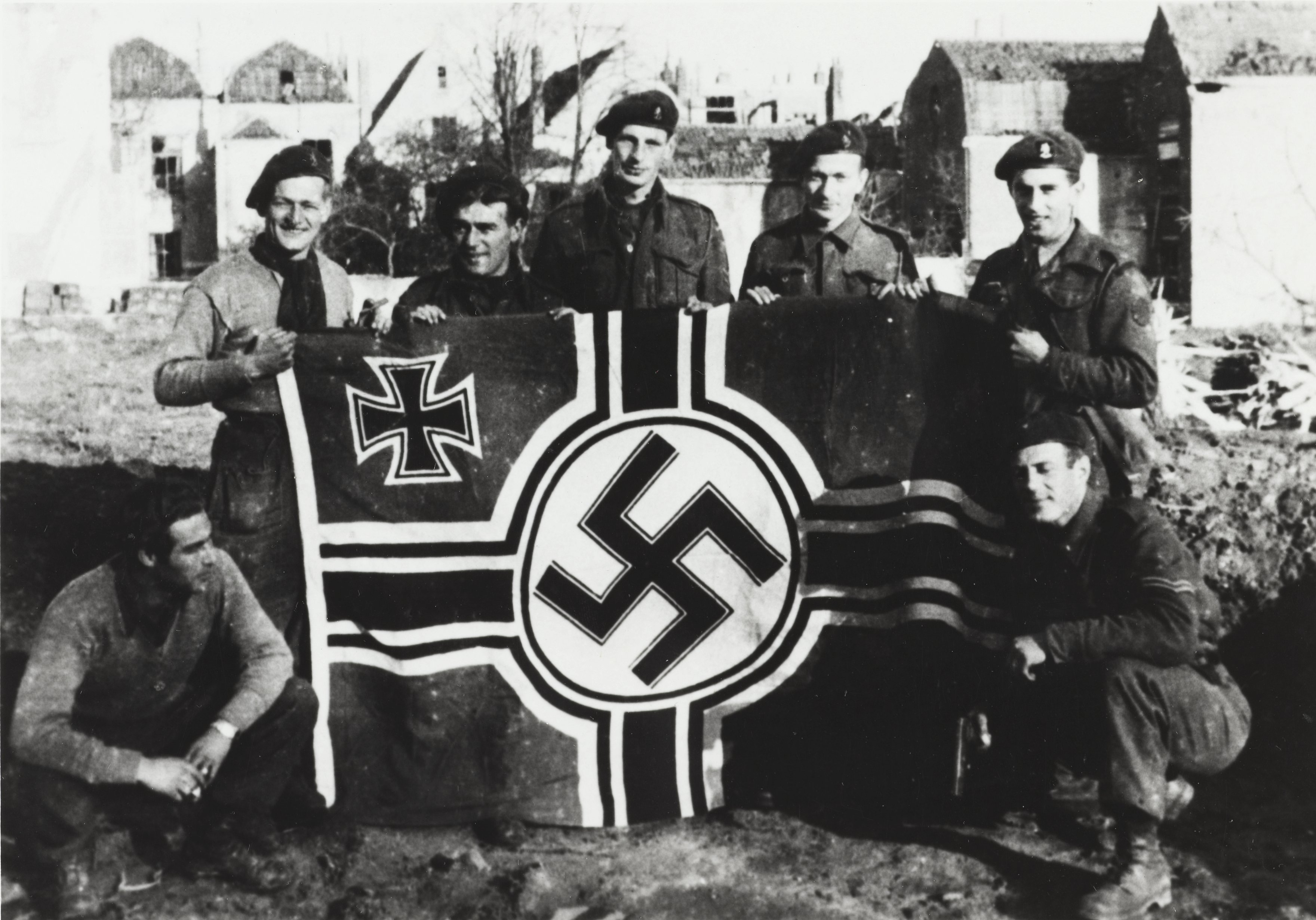 Commando's poseren met een nazi vlag in Vlissingen