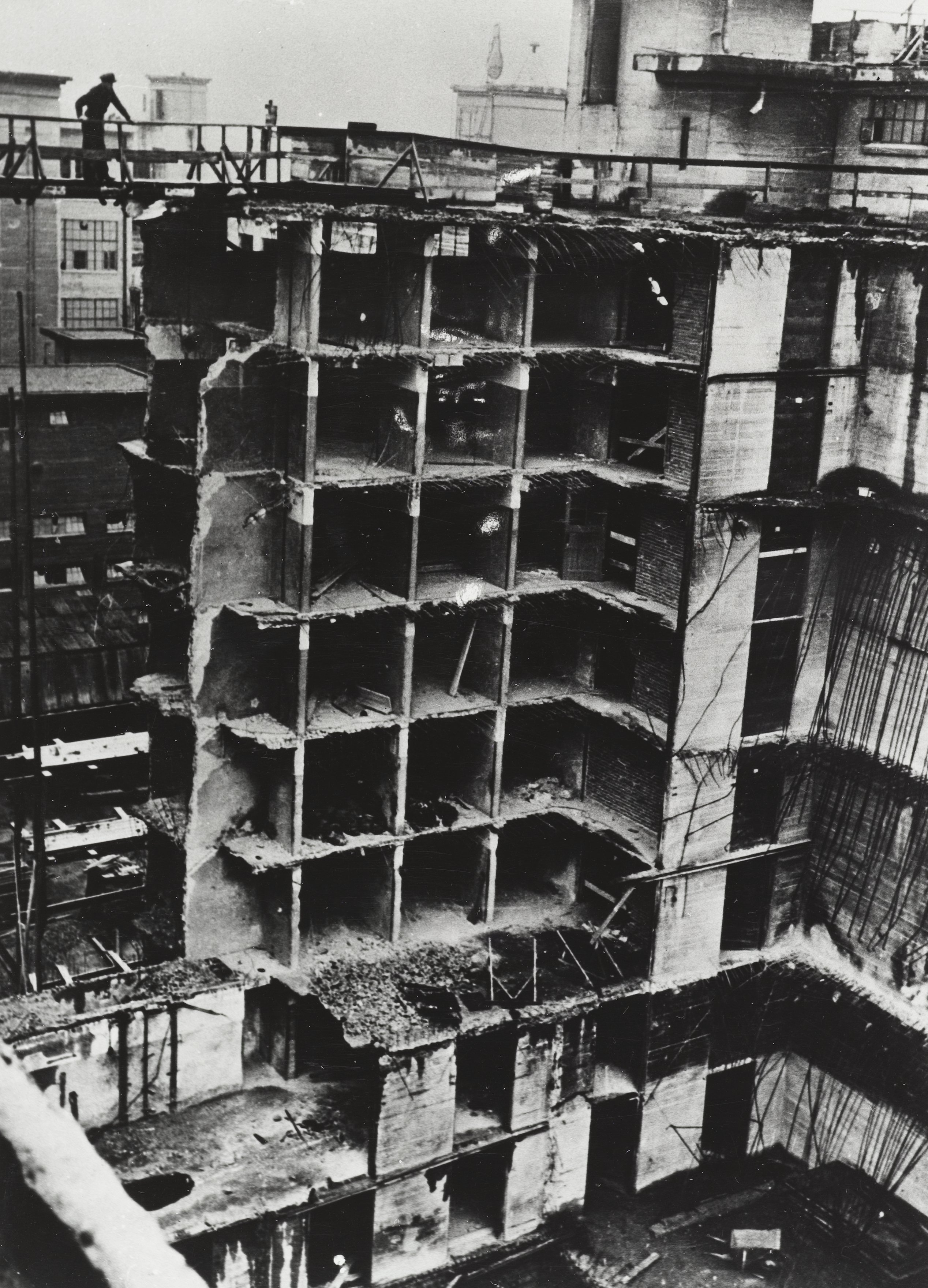 De bij het Duitse bombardement van 19-20 september verwoeste gebouwen van de Philipsfabrieken te Eindhoven
