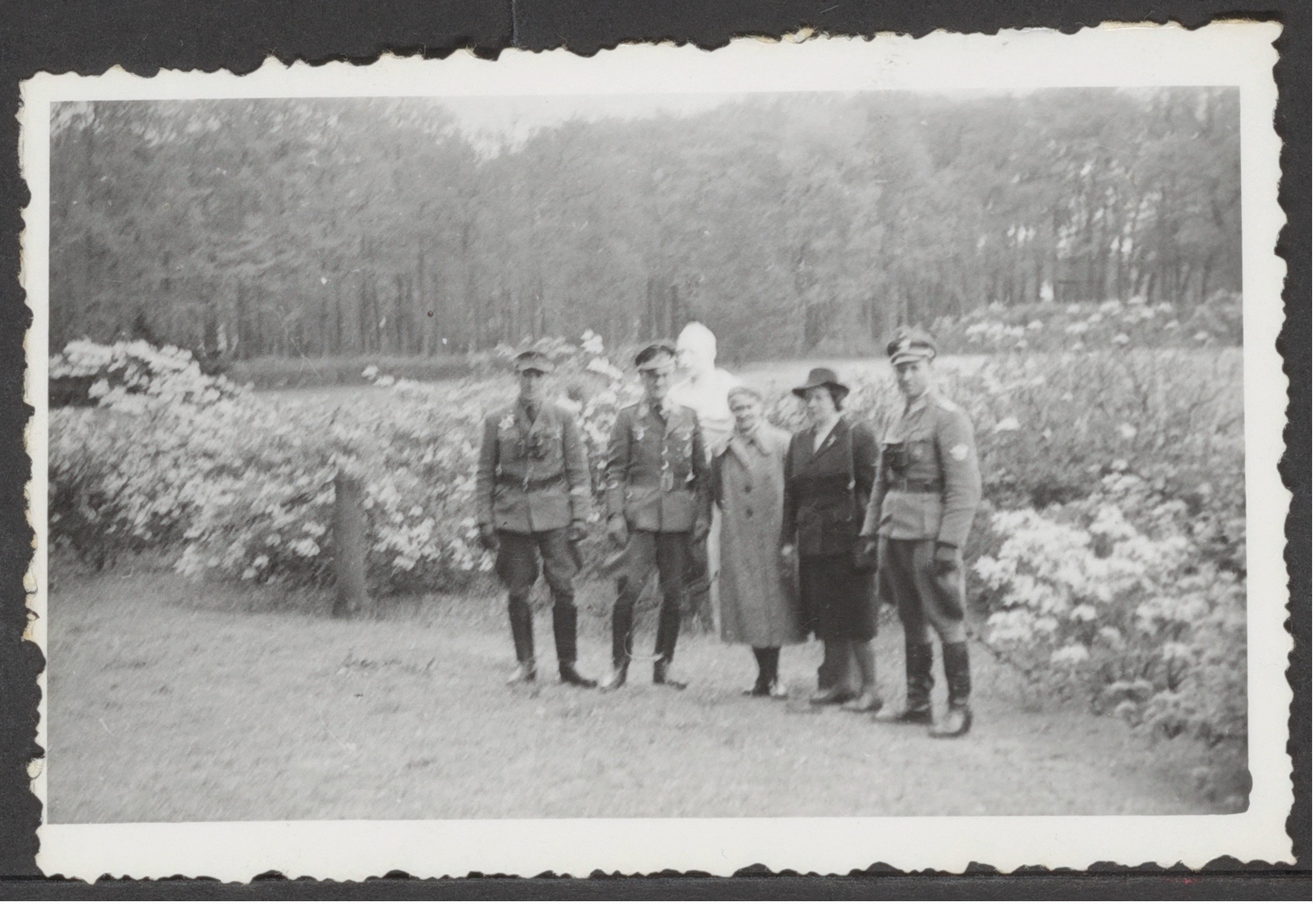 Tijdens de Duitse bezetting onderhoud Loes ook met Duitse officiëren goede contacten om haar invloed uit te breiden. Op deze foto is ze op bezoek bij huis Doorn, waar de laatste Duitse keizer Wilhelm II van 1920 tot 1941 verblijft.