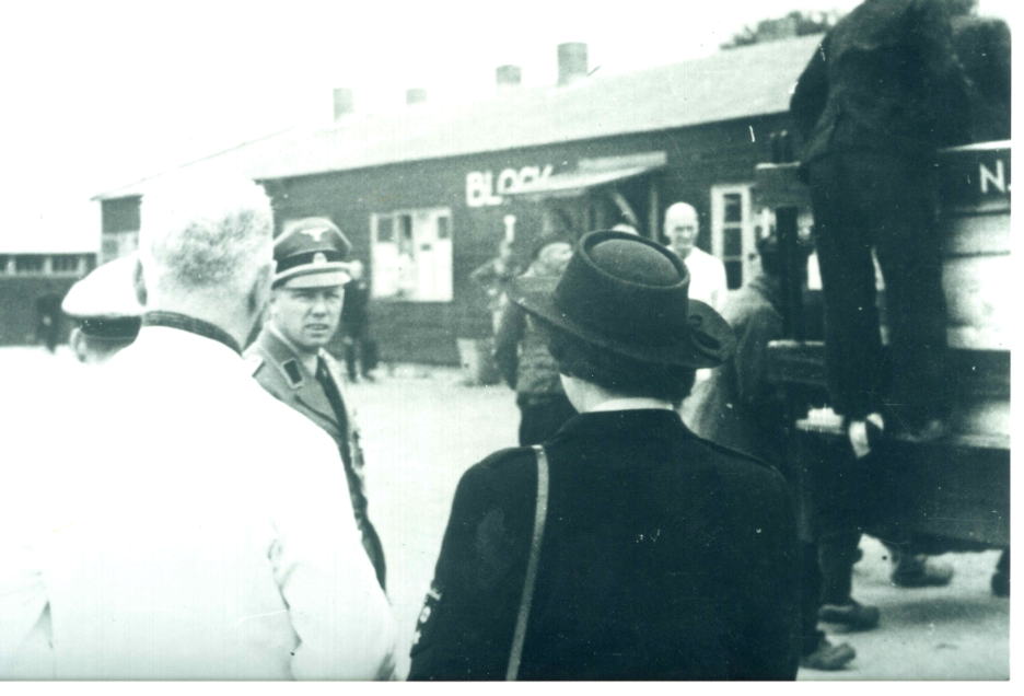 Loes van Overeem en Kampcommandant Berg.