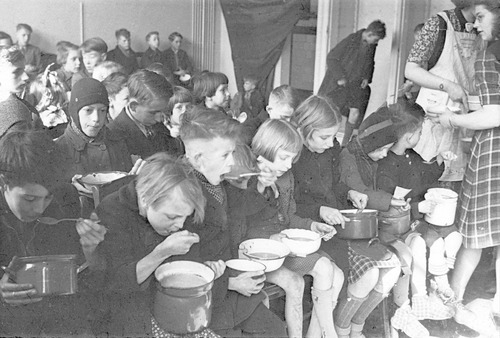 Kinderen kregen een halve liter bijvoeding per dag tijdens de Hongerwinter, verschaft door het Interkerkelijk Bureau.