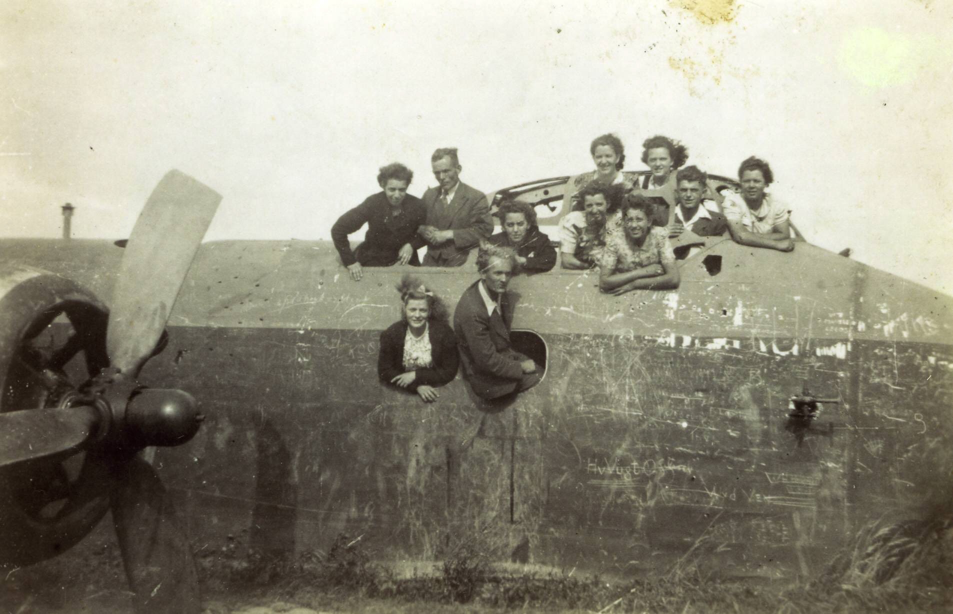 Gezelschap poserend in een vliegtuig van het type "Stirling" (bommenwerper) dat op 19 september 1944 een noodlanding maakte bij de Groenendijk