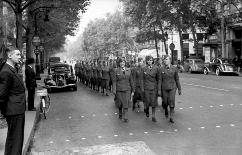 Marcherende Wehrmachthelferinnen in Parijs