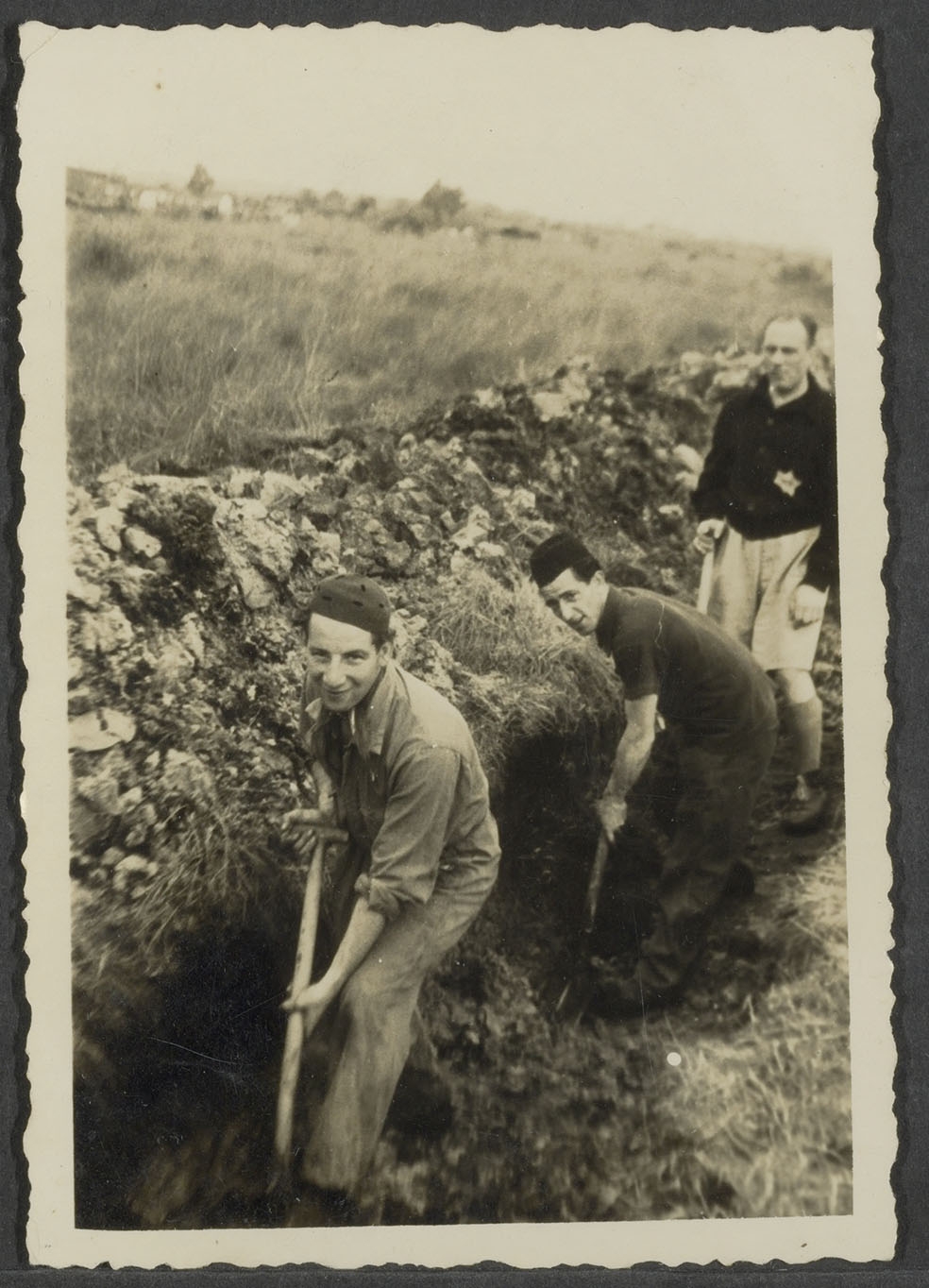 Drie mannen graven een greppel in Kamp Ybenheer.