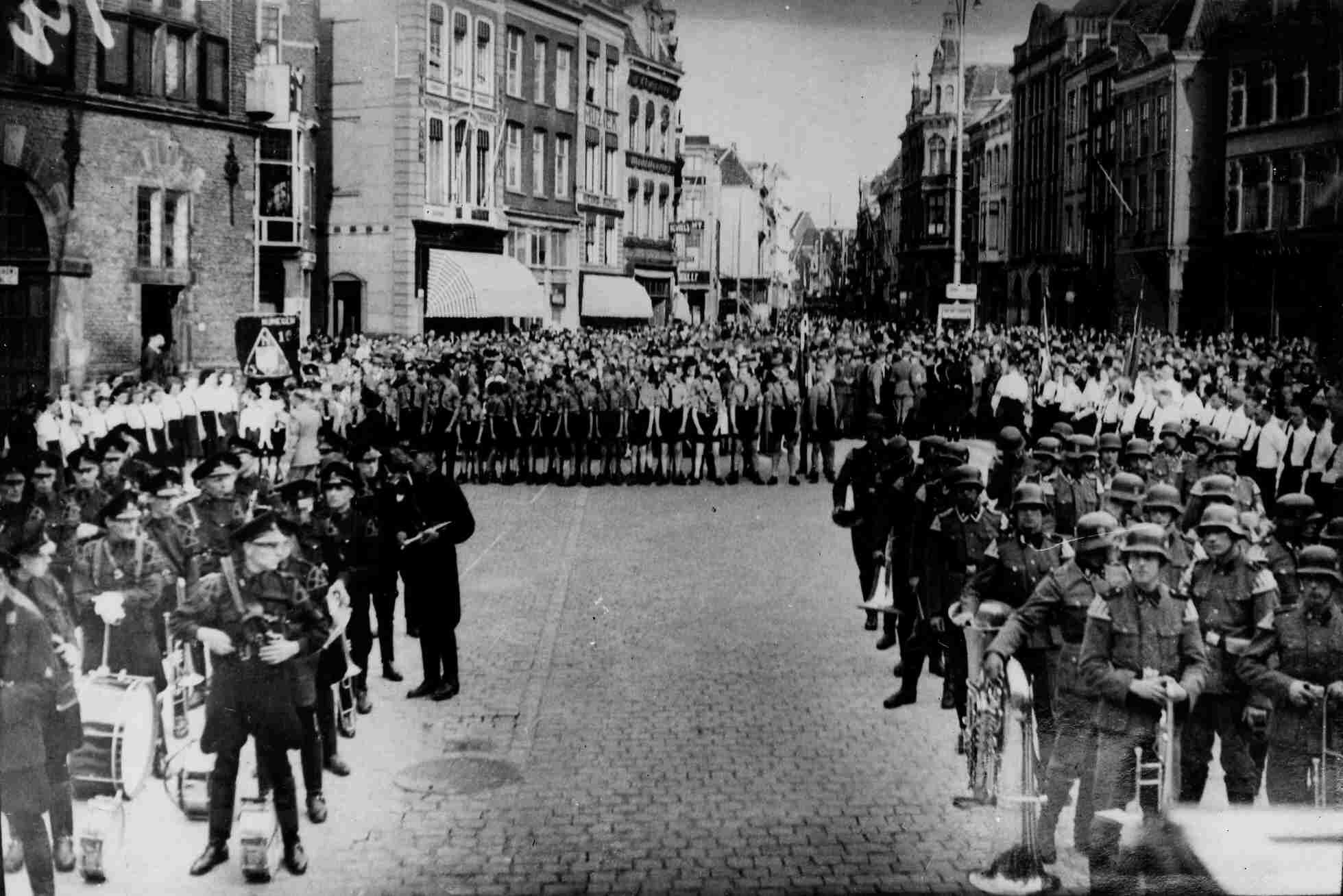 Bijeenkomst van de NSDAP op 26 september 1941 op de Grote Markt in Nijmegen. Links het muziekkorps van de WA, rechts de muziekkapel van het SS-regiment uit Arnhem.