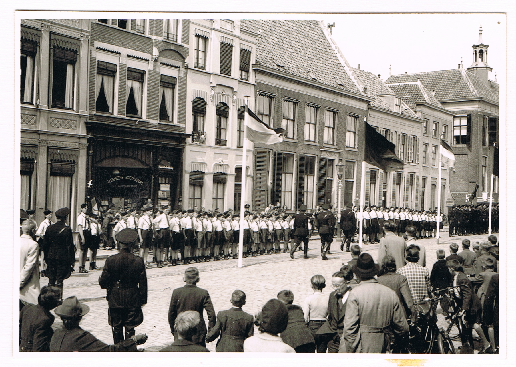 Installatie van burgemeester Jan Boll van Zaltbommel in mei 1942, met de Jeugdstorm.