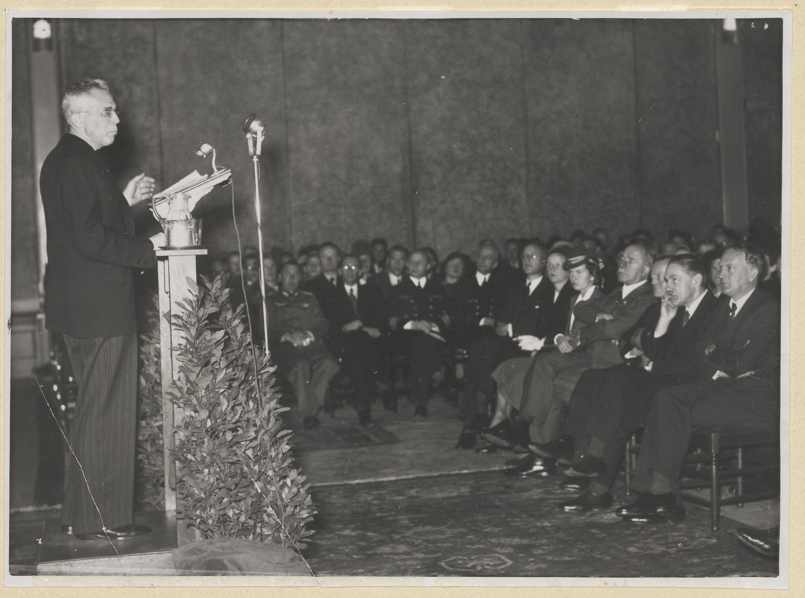 Hendrik Krekel tijdens een lezing in Pulchri Studio in Den Haag, 22 november 1941.