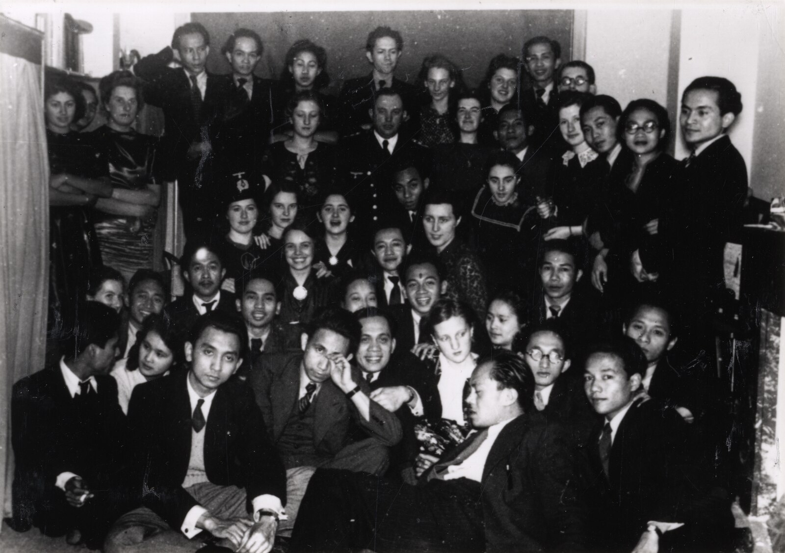 Foto van een feestje in 1941 in het huis van Abdoelmadjid Djojoadhiningrat, een prominent lid van de PI. Irawan’s zus Mimi met wie Irawan destijds samenwoonde is op de foto te zien, maar Irawan staat zelf niet op de foto.