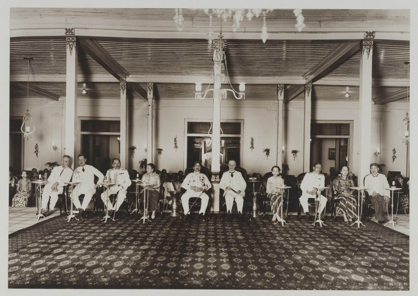 Foto van een bijeenkomst van het koloniale bestuur in Surakarta uit 1934. Pangeran Adipati Soejono zit geheel rechts.