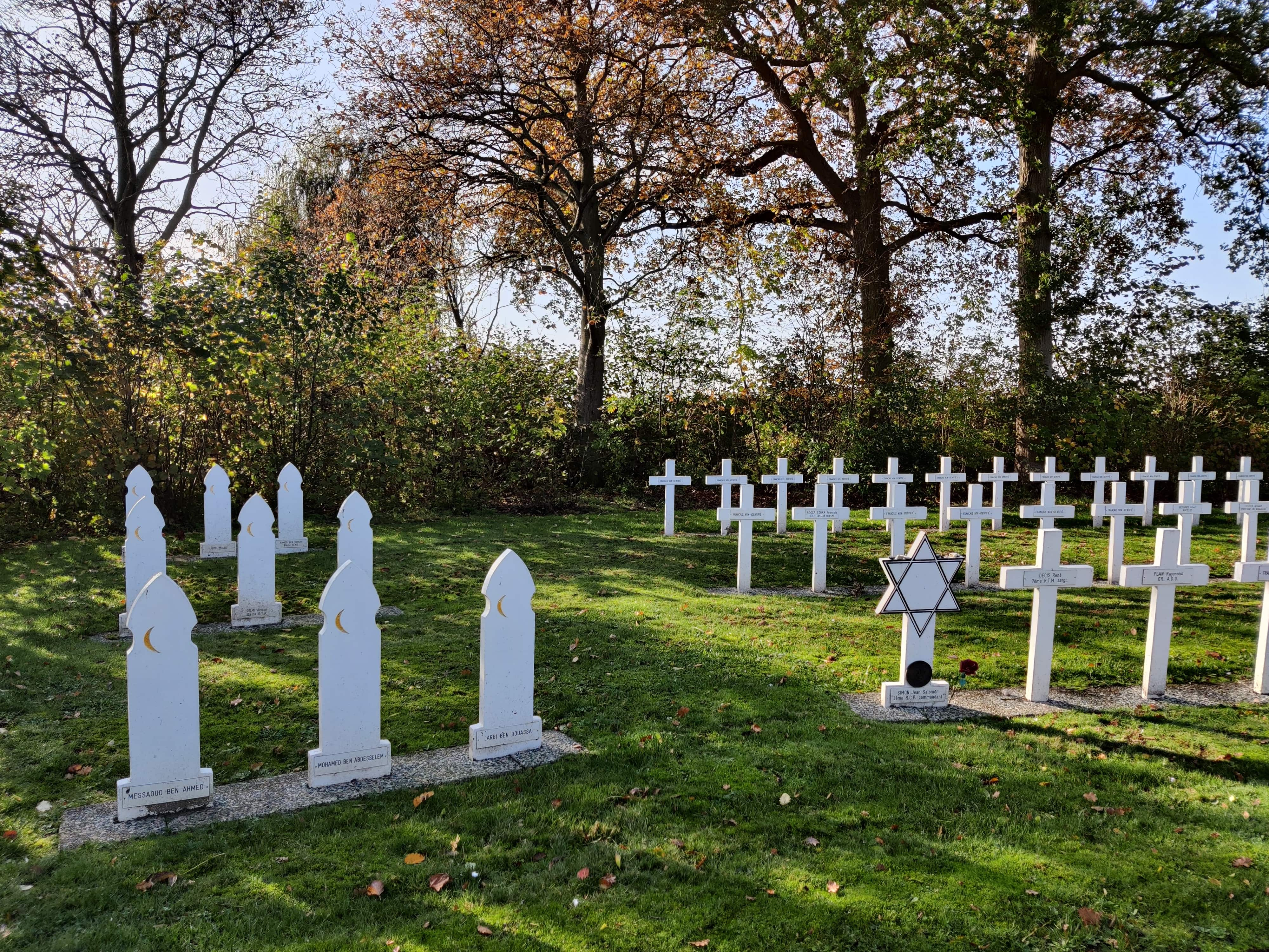 De graven van Marokkaanse militairen, gesneuveld in Franse dienst, op het Franse Militaire ereveld in Kapelle. Daarnaast een Joods graf en een groot aantal christelijke Franse graven.