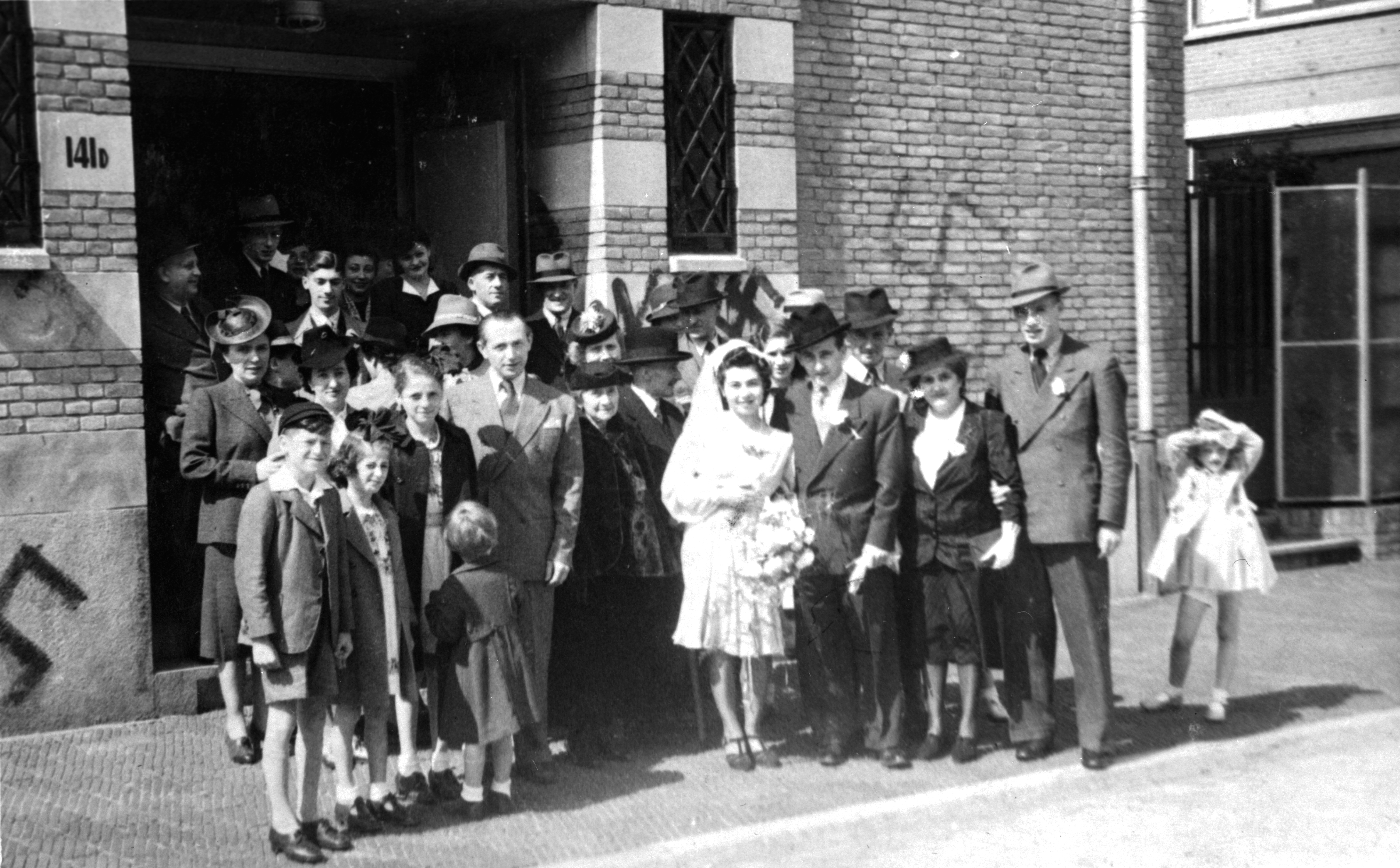 Het laatste huwelijk in de synagoge Carpentierstraat in Den Haag, die met hakenkruizen beklad was, in mei 1942