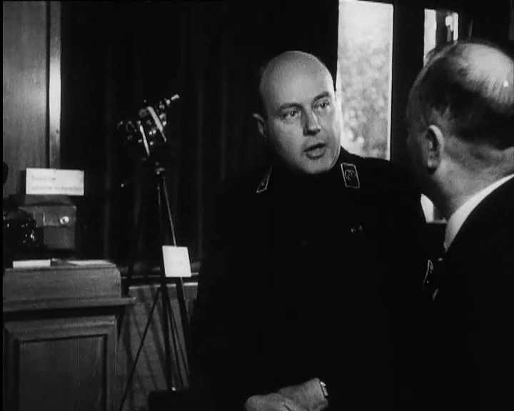 Jan Teunissen in gesprek met NSB-leider Anton Mussert tijdens het kamp van de propaganda afdeling van de NSB.