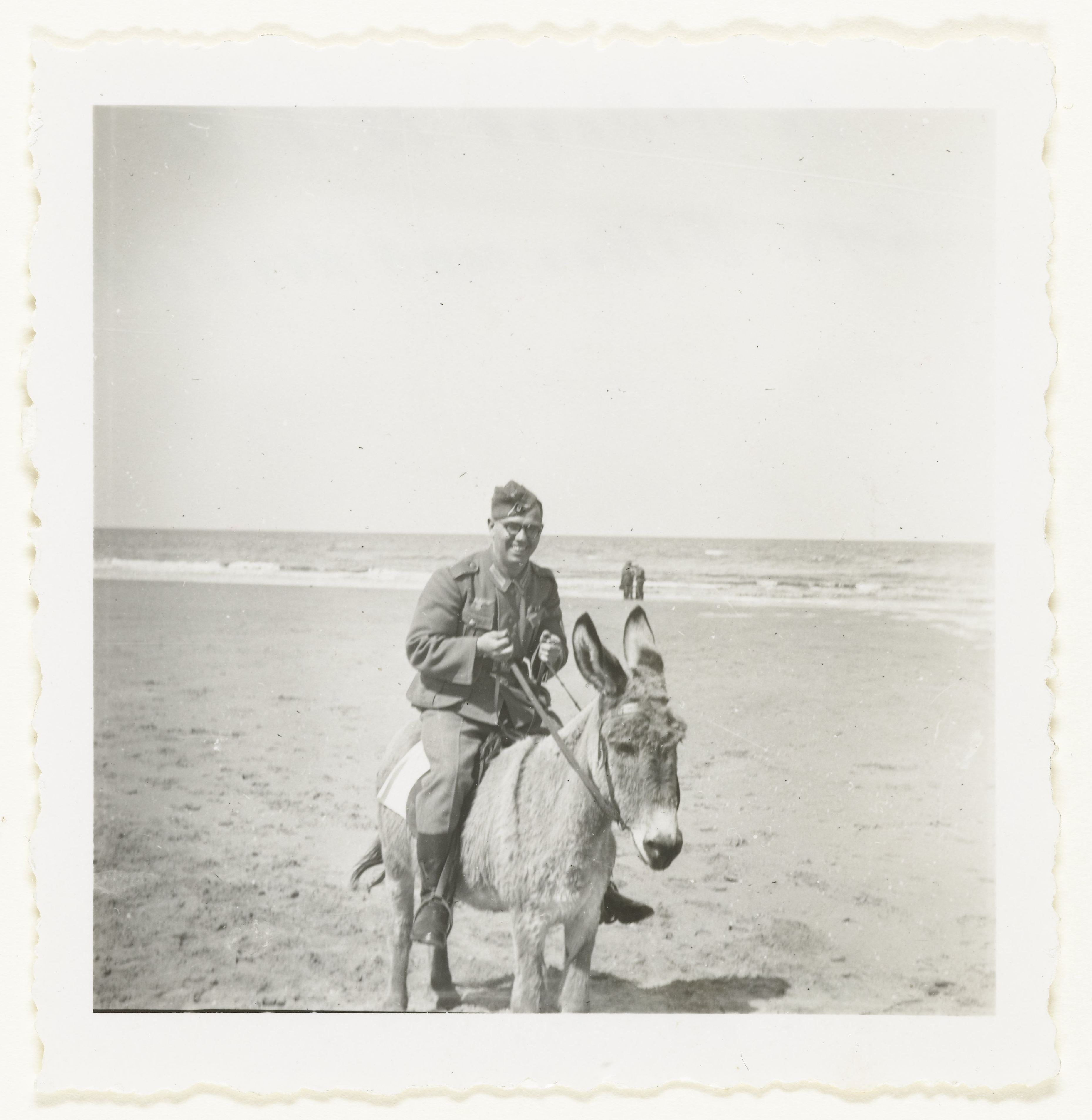Wehrmacht soldaat rijdt op een ezel aan de Nederlandse kust in 1941