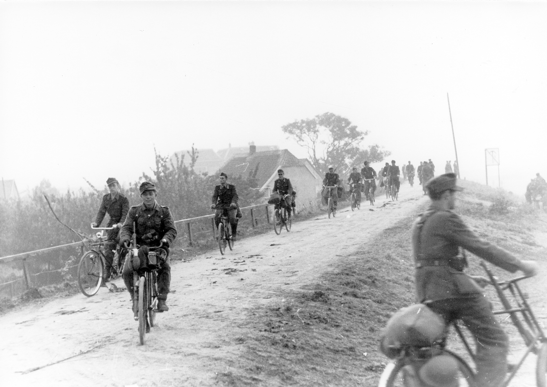 Duitse militairen op weg naar een landingsterrein
