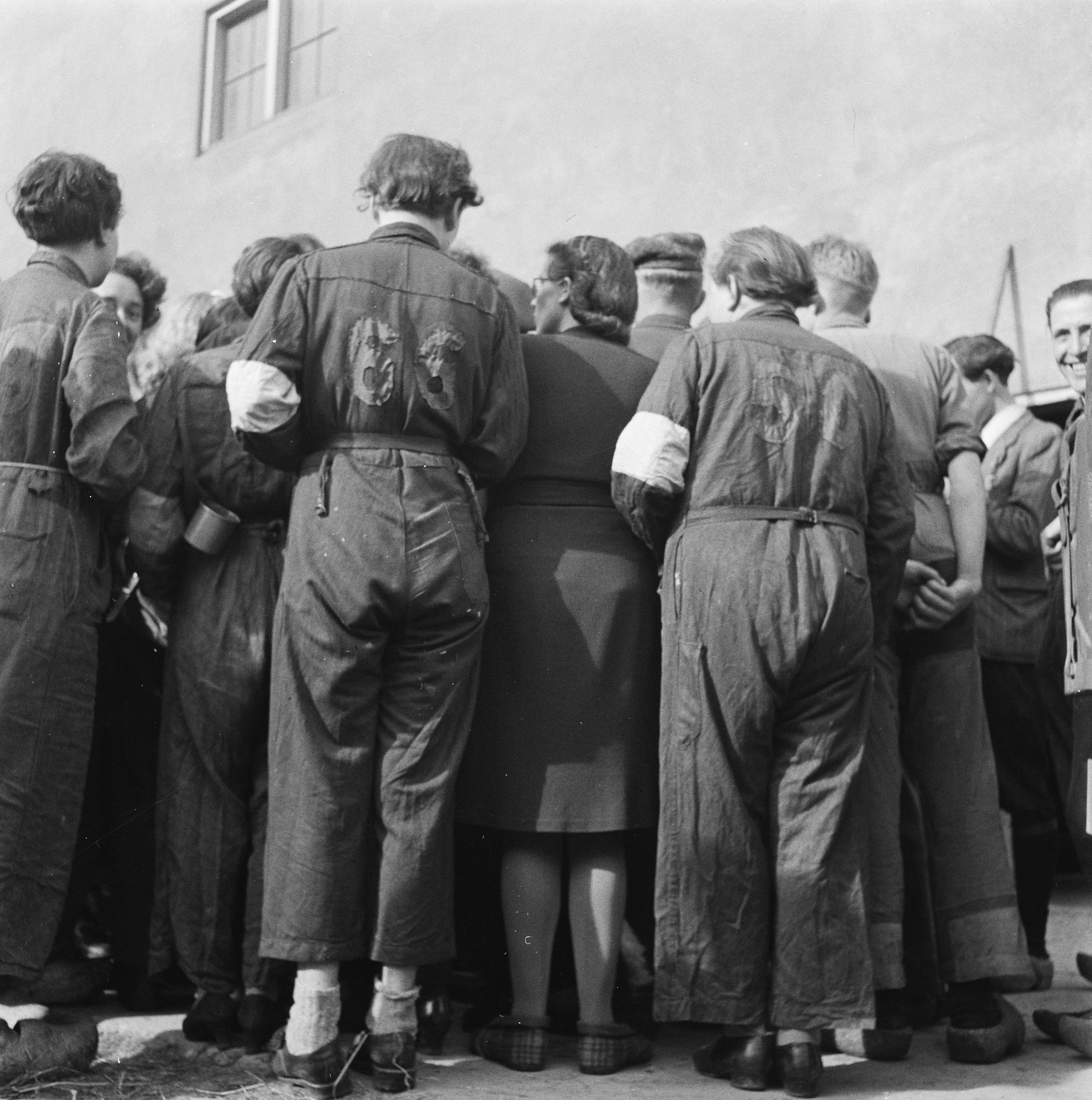Bezoek Prins Bernhard aan Grijpskerk en de bevrijde vrouwen op 18 april 1945. 