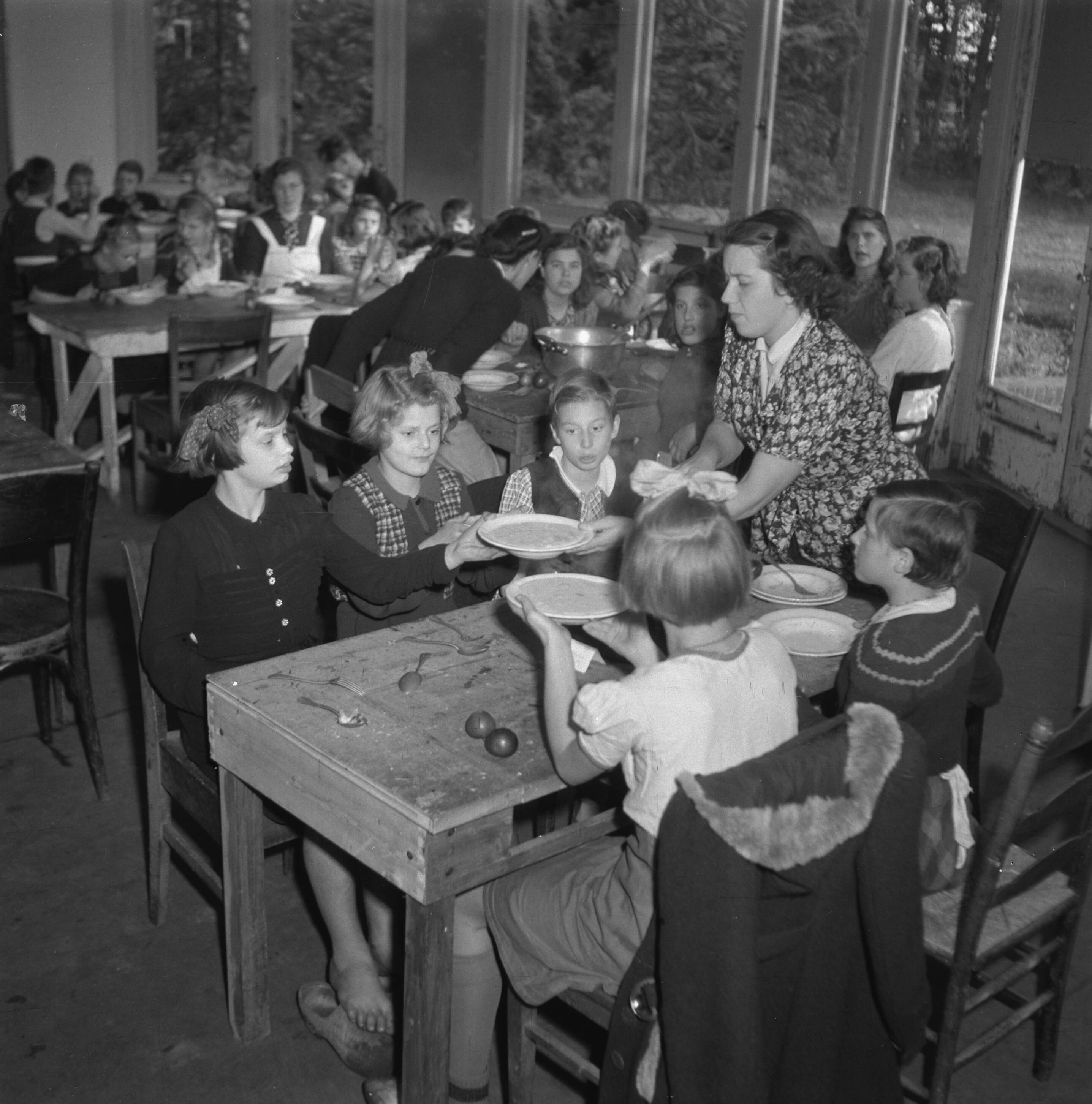 Fotoreportage gemaakt in oktober 1945 over de verzorging van NSB kinderen.