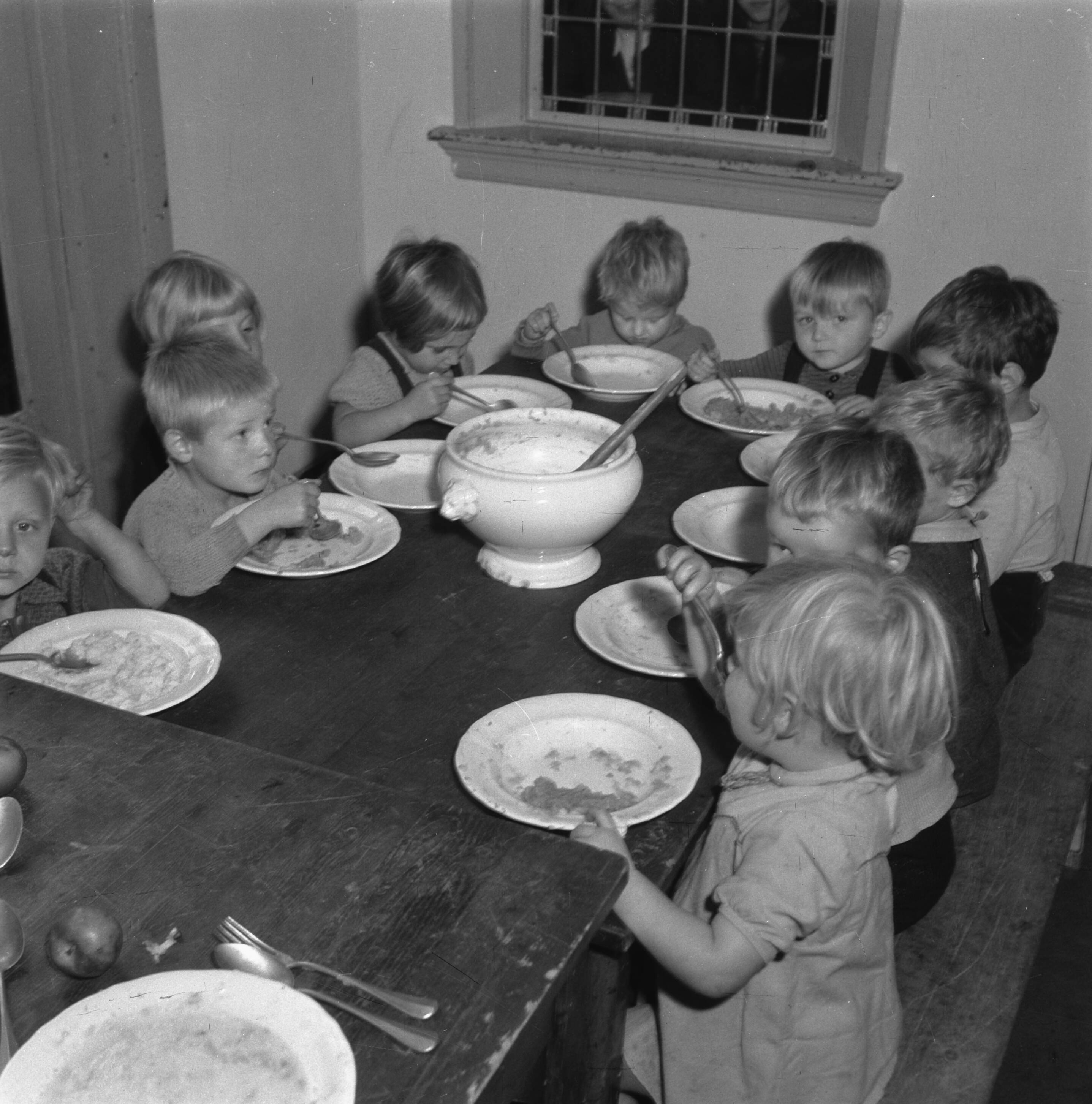 Fotoreportage gemaakt in oktober 1945 over de verzorging van NSB kinderen.
